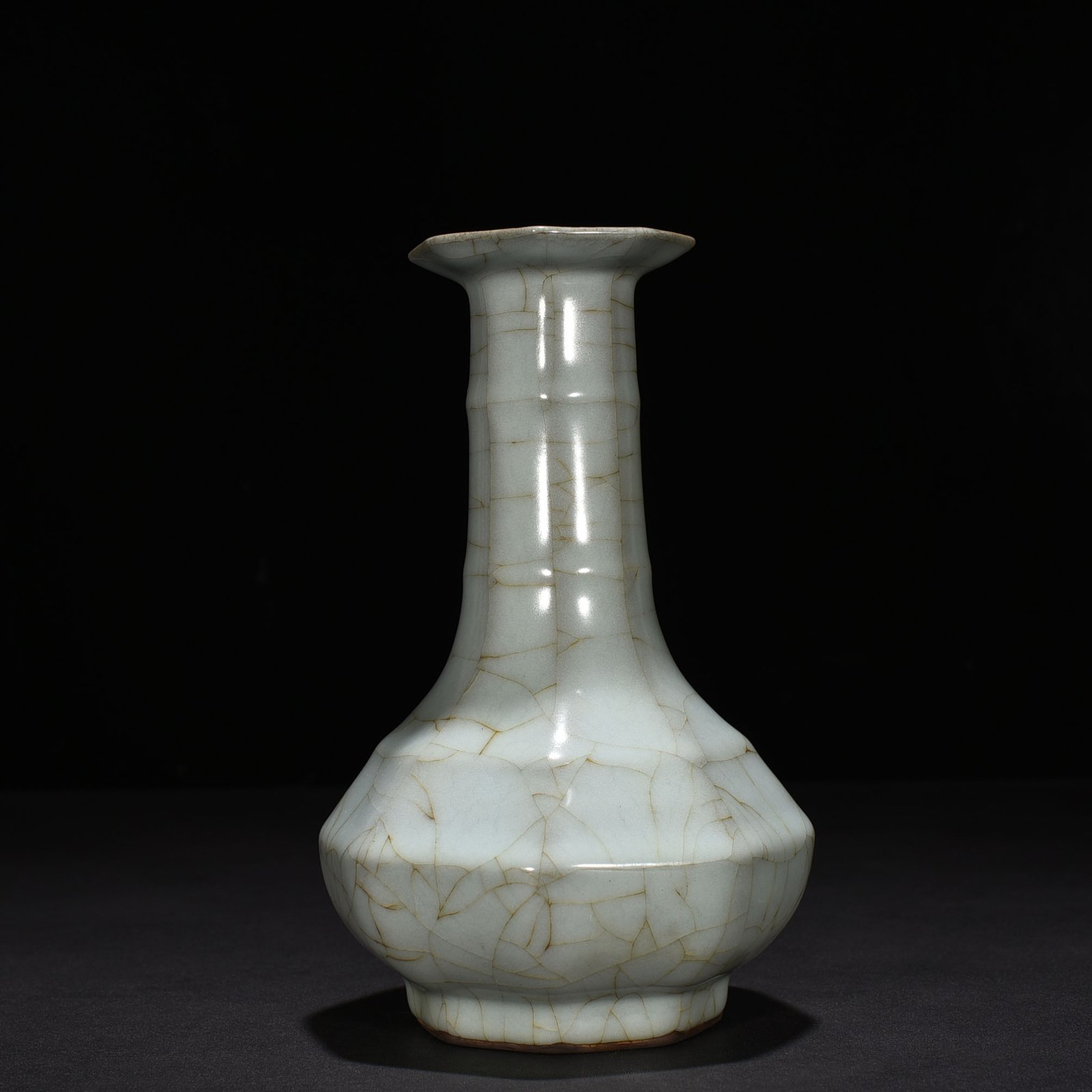 Song Dynasty official kiln eight-way plate mouth vase