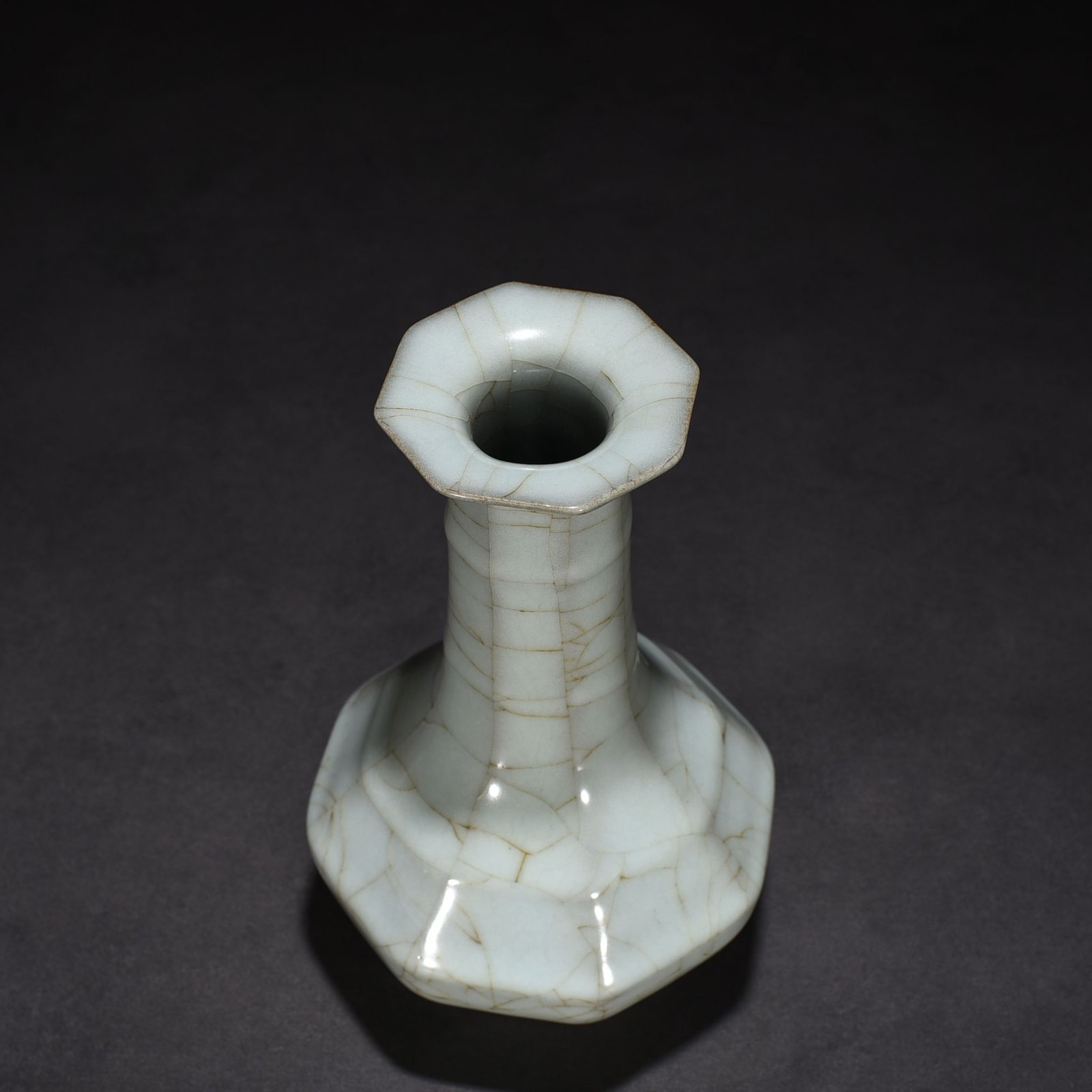 Song Dynasty official kiln eight-way plate mouth vase