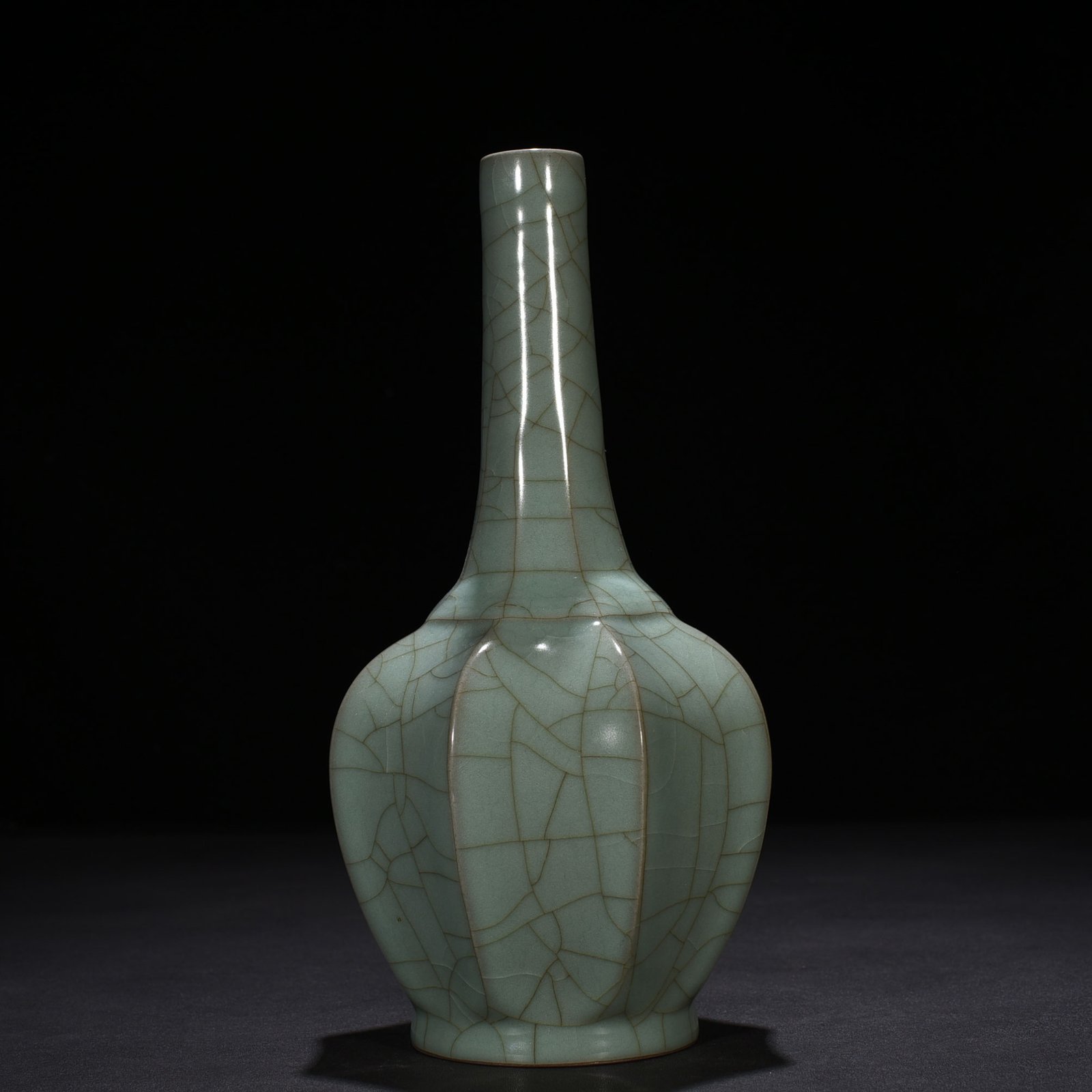Song Dynasty official kiln eight-lined pure vase
