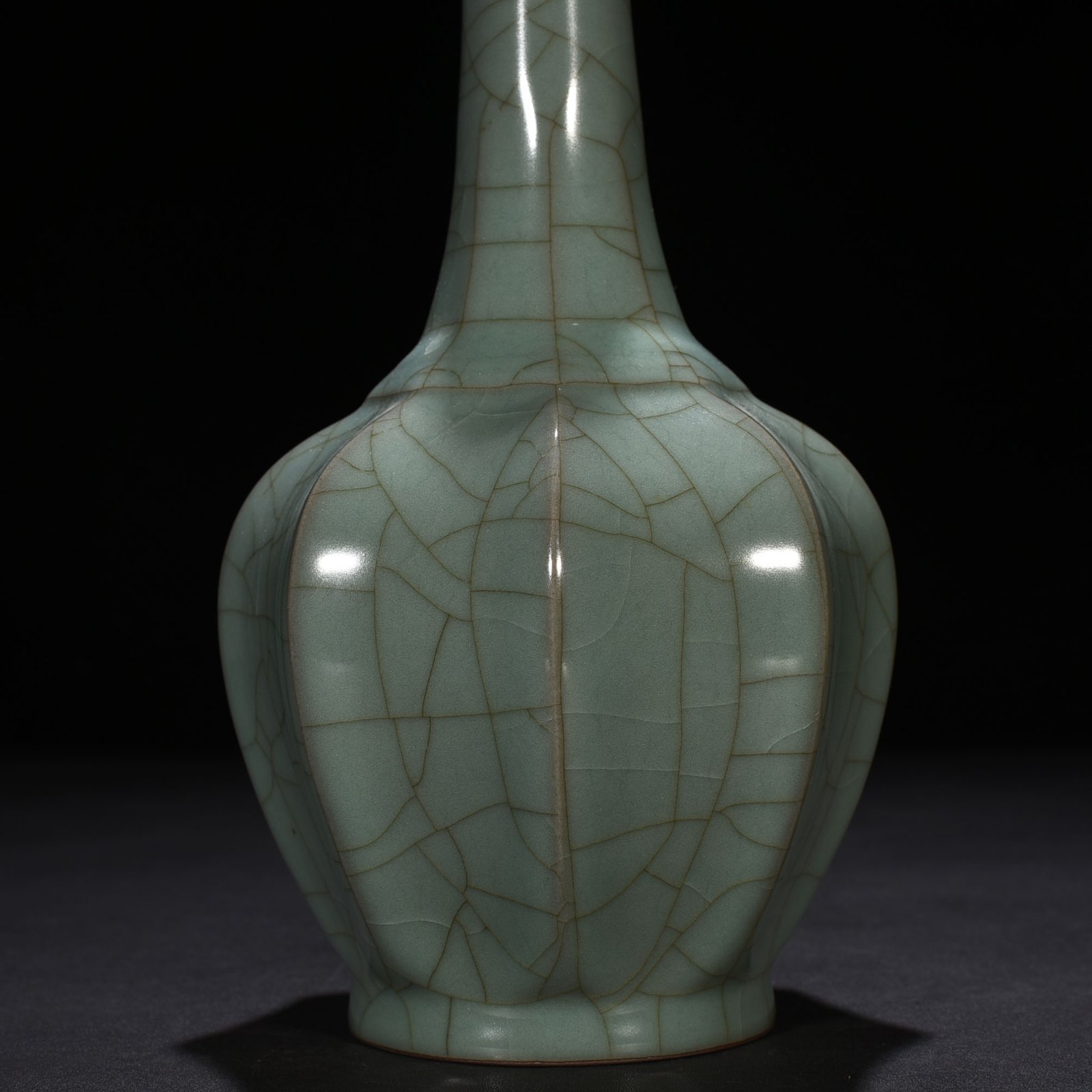 Song Dynasty official kiln eight-lined pure vase
