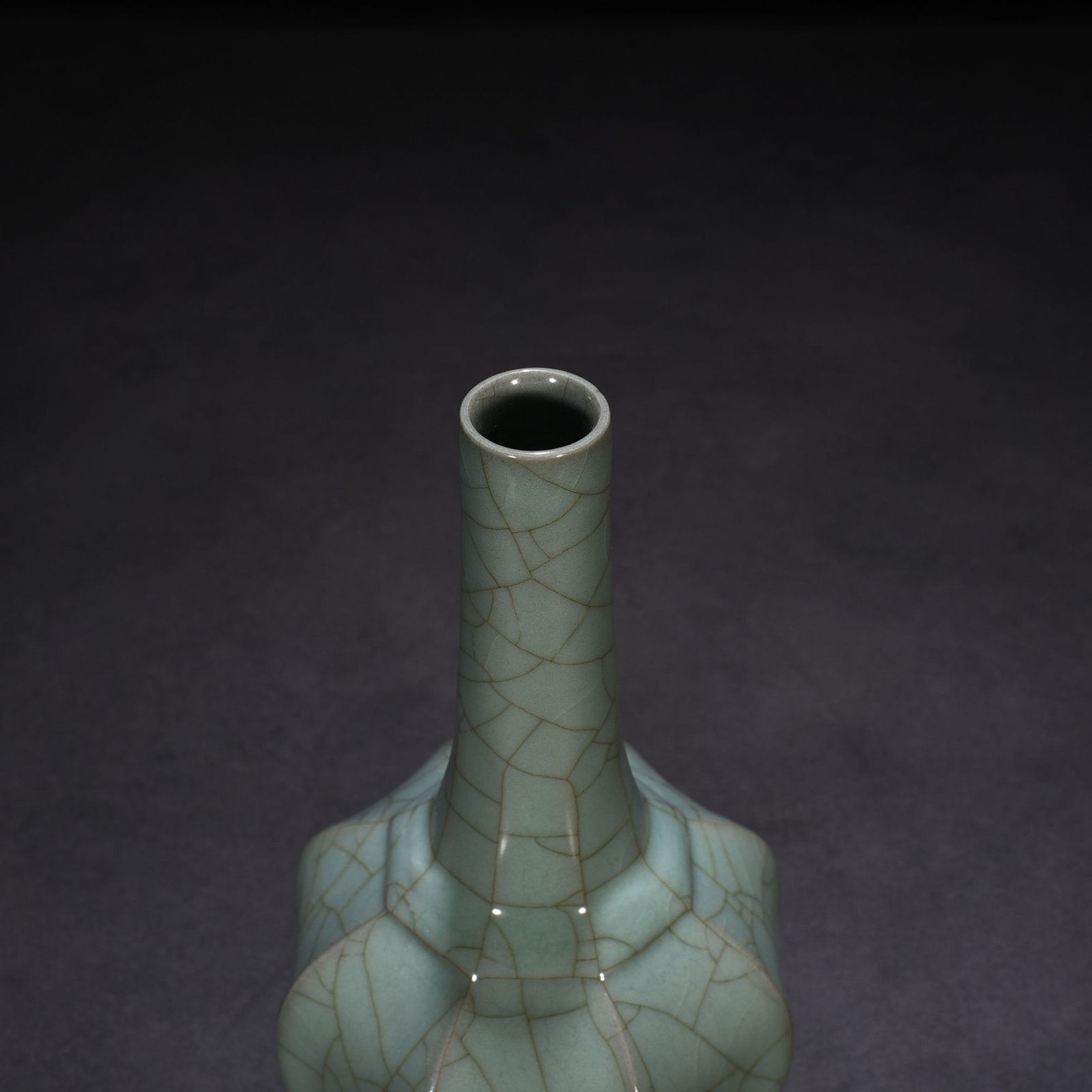 Song Dynasty official kiln eight-lined pure vase
