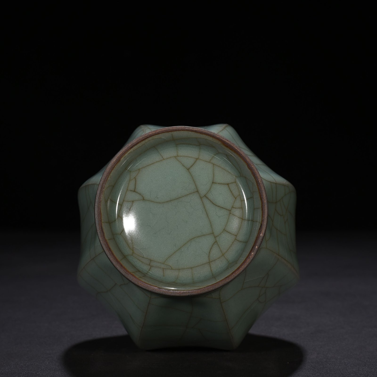 Song Dynasty official kiln eight-lined pure vase