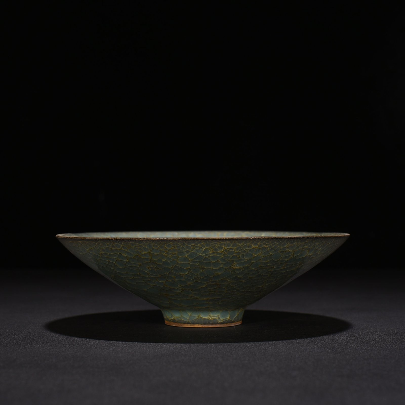Song Dynasty Guan kiln ice cracked bamboo hat bowl