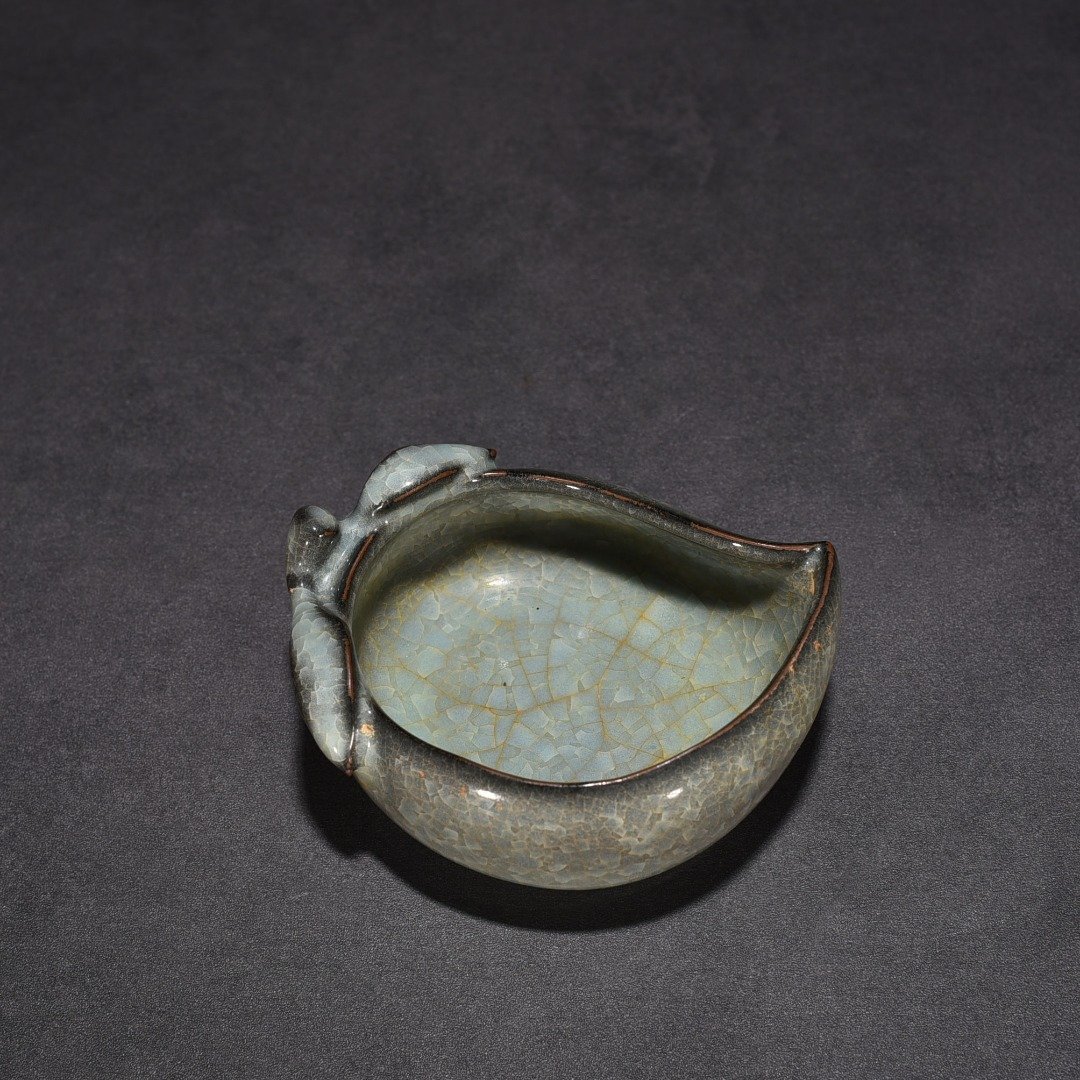 Song Dynasty Guan kiln ice cracked peach-shaped wash