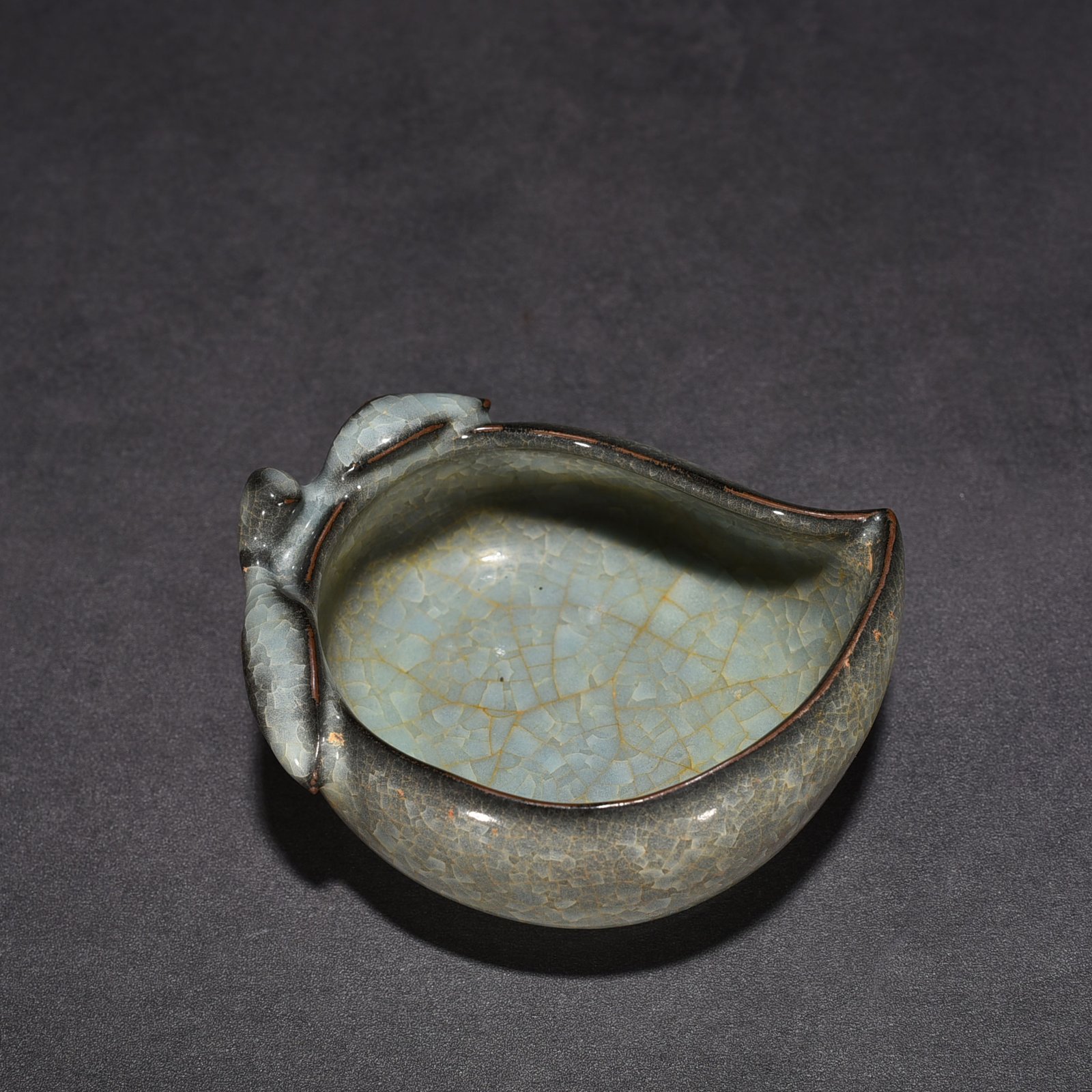 Song Dynasty Guan kiln ice cracked peach-shaped wash