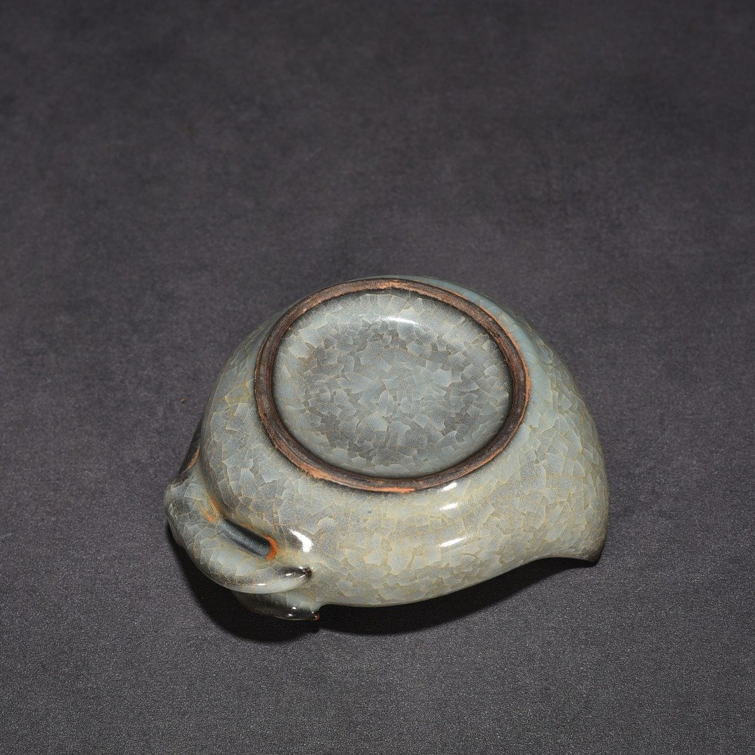 Song Dynasty Guan kiln ice cracked peach-shaped wash