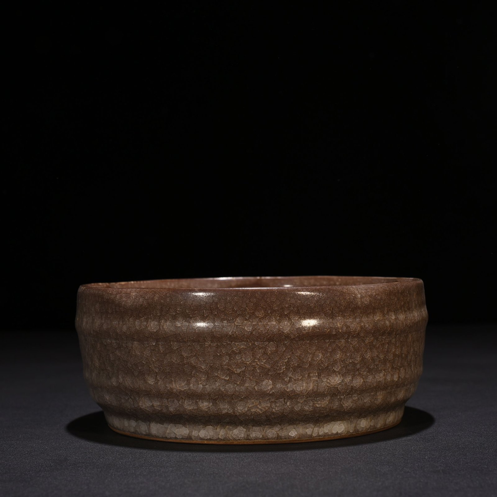 Song Dynasty Guan ice crackle dazzling pattern sunflower mouth wash