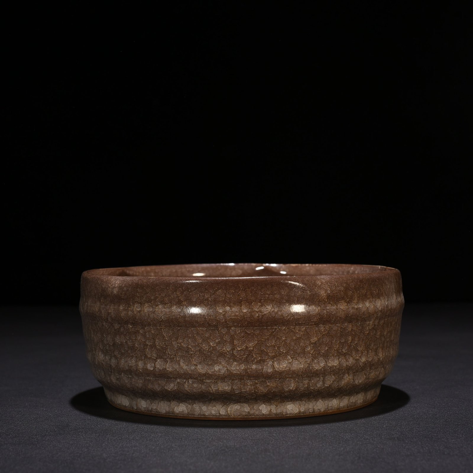 Song Dynasty Guan ice crackle dazzling pattern sunflower mouth wash