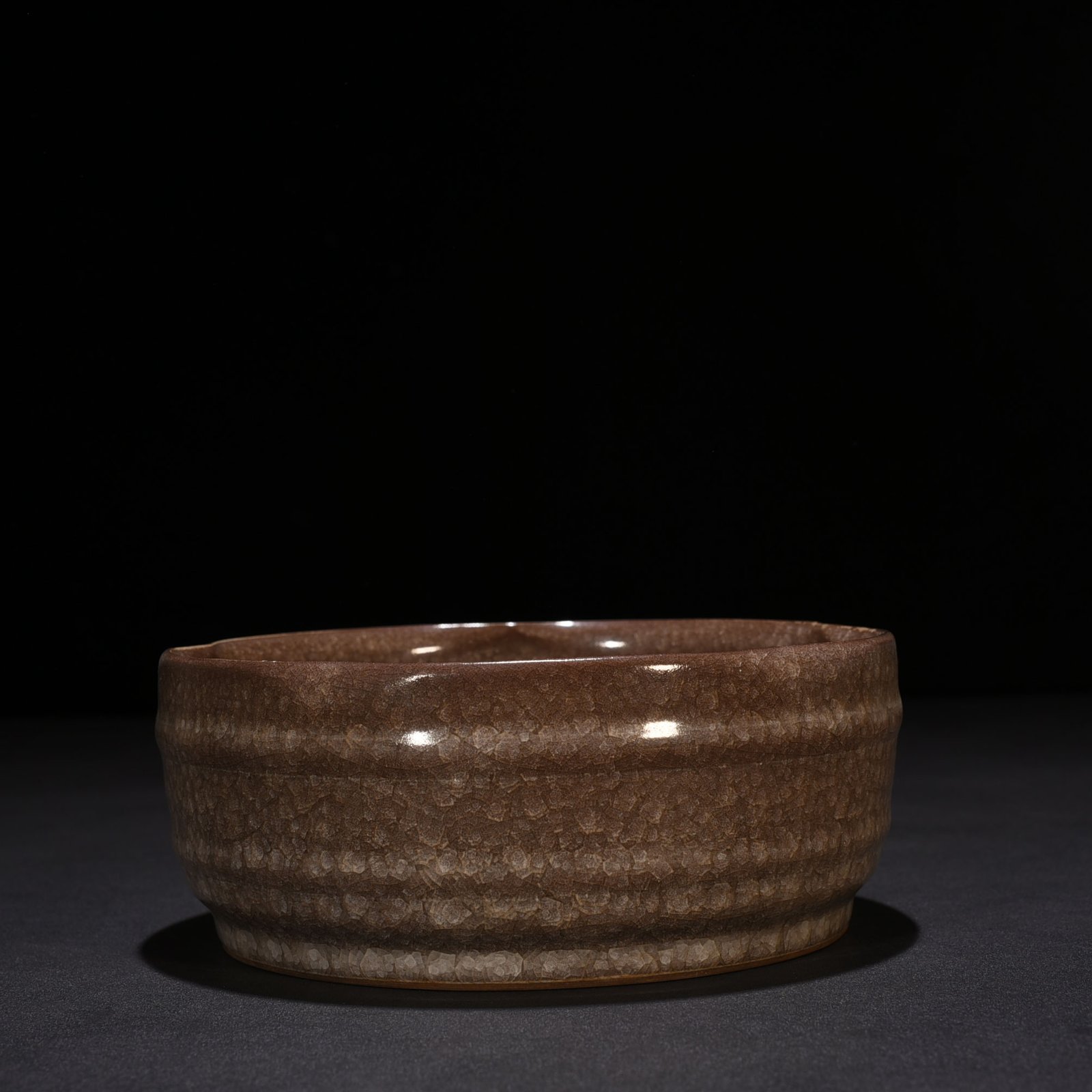 Song Dynasty Guan ice crackle dazzling pattern sunflower mouth wash