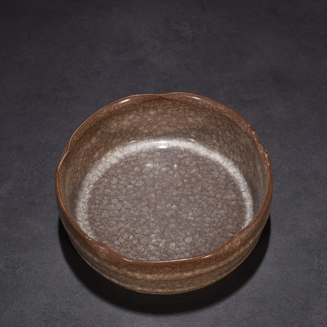 Song Dynasty Guan ice crackle dazzling pattern sunflower mouth wash
