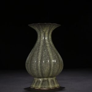 Song Dynasty Guan Ice Cracked Melon Vase