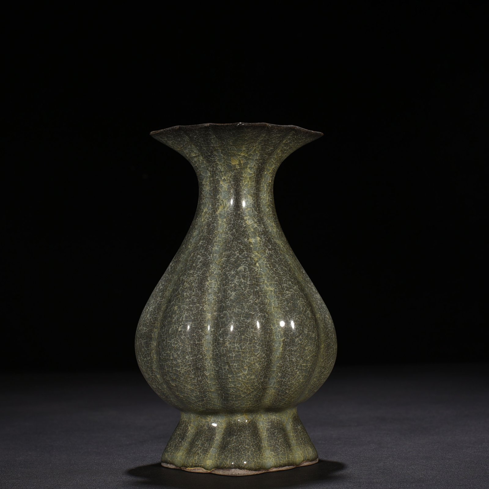 Song Dynasty Guan Ice Cracked Melon Vase