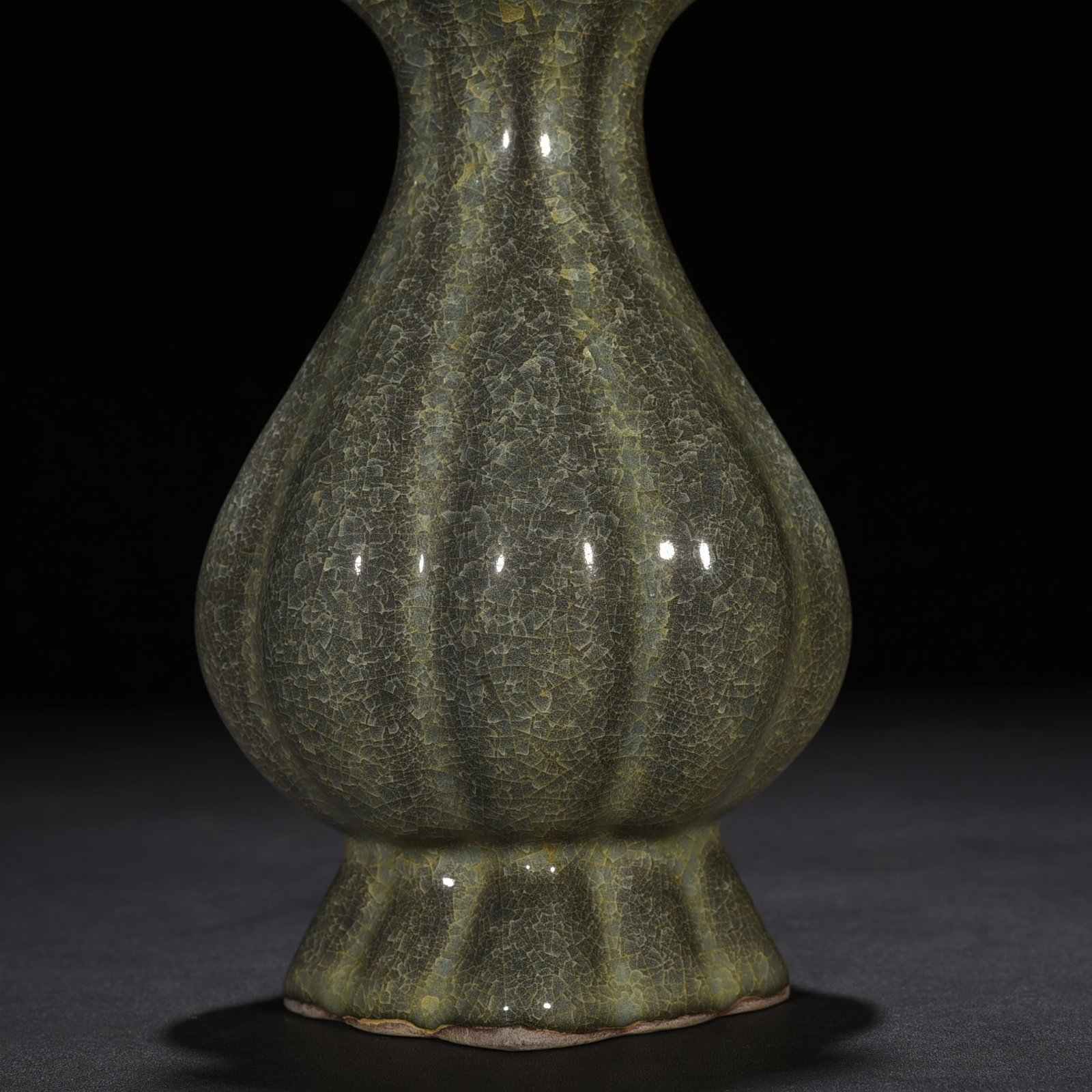 Song Dynasty Guan Ice Cracked Melon Vase