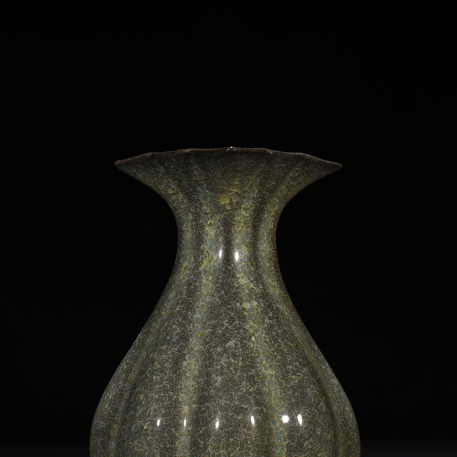 Song Dynasty Guan Ice Cracked Melon Vase