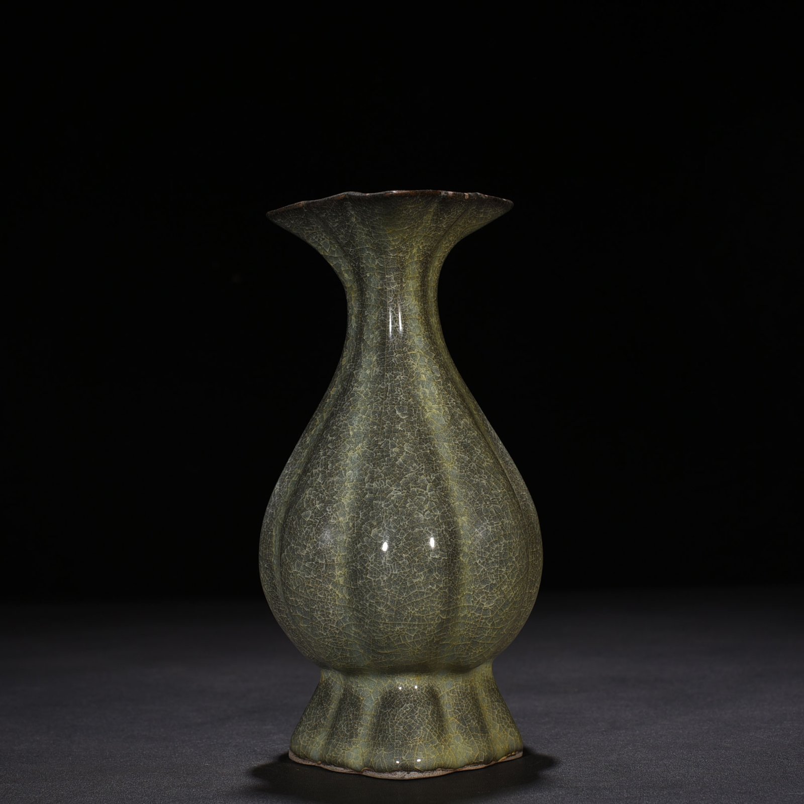 Song Dynasty Guan Ice Cracked Melon Vase