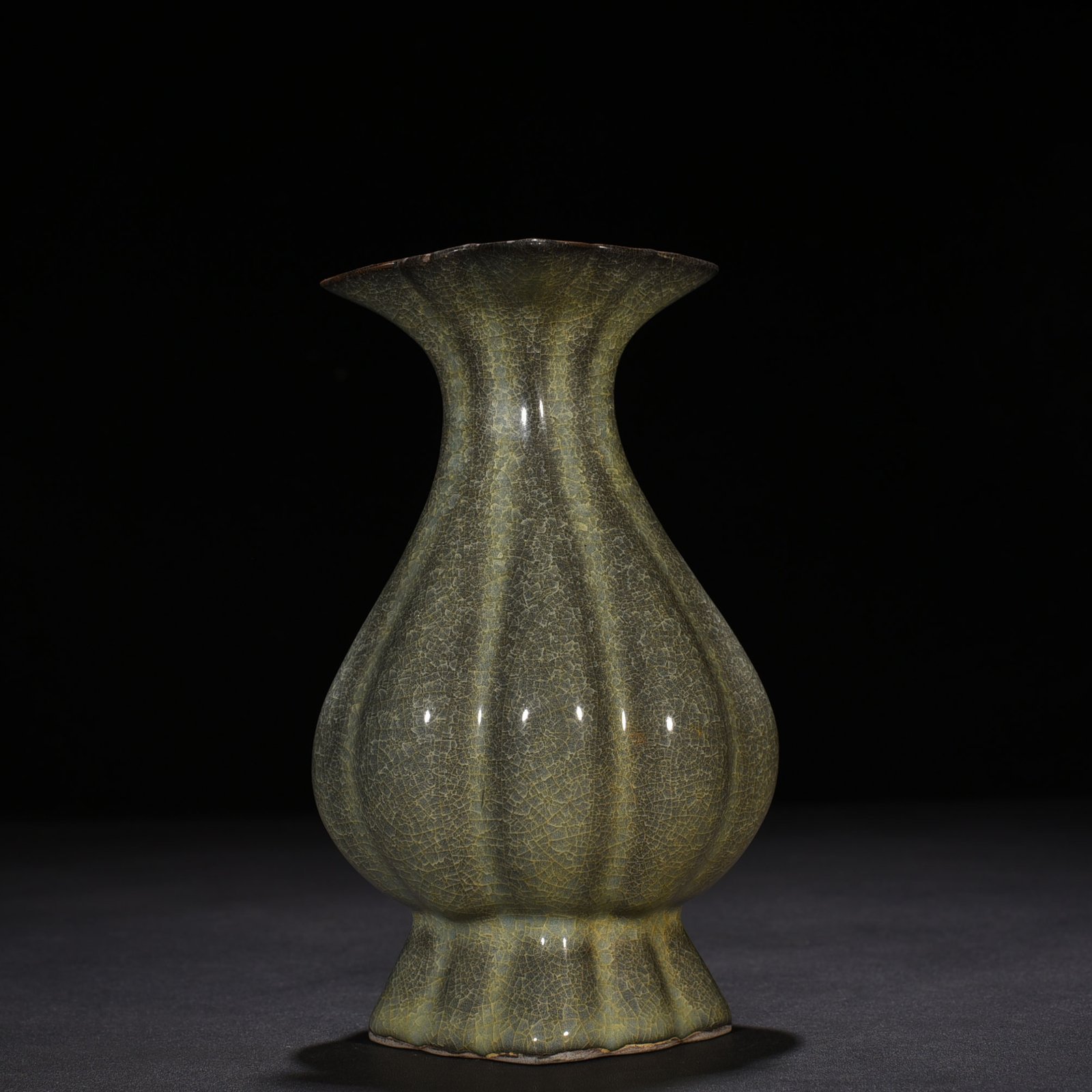 Song Dynasty Guan Ice Cracked Melon Vase