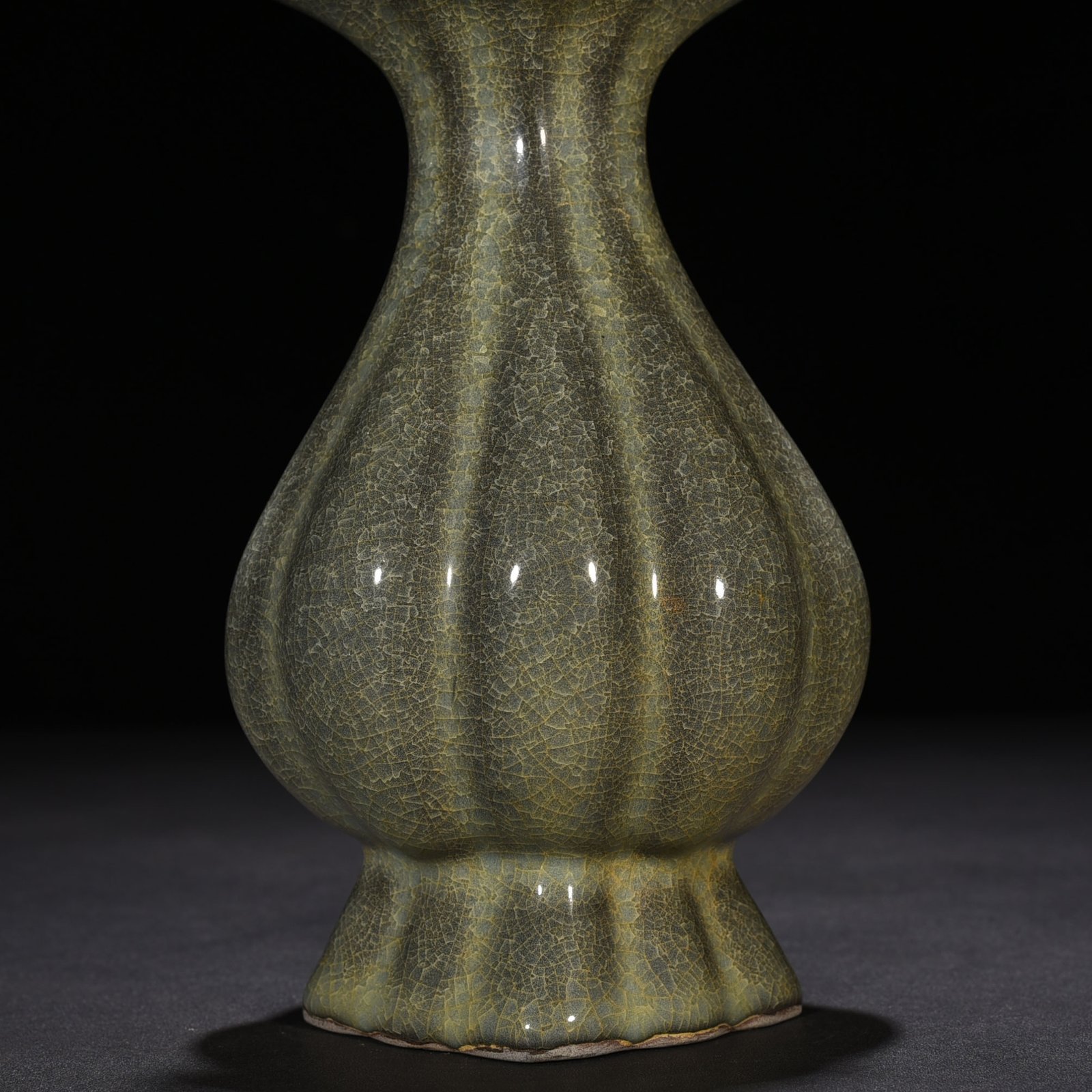 Song Dynasty Guan Ice Cracked Melon Vase