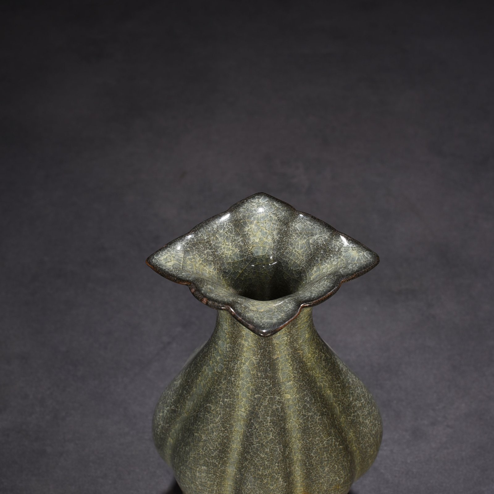 Song Dynasty Guan Ice Cracked Melon Vase