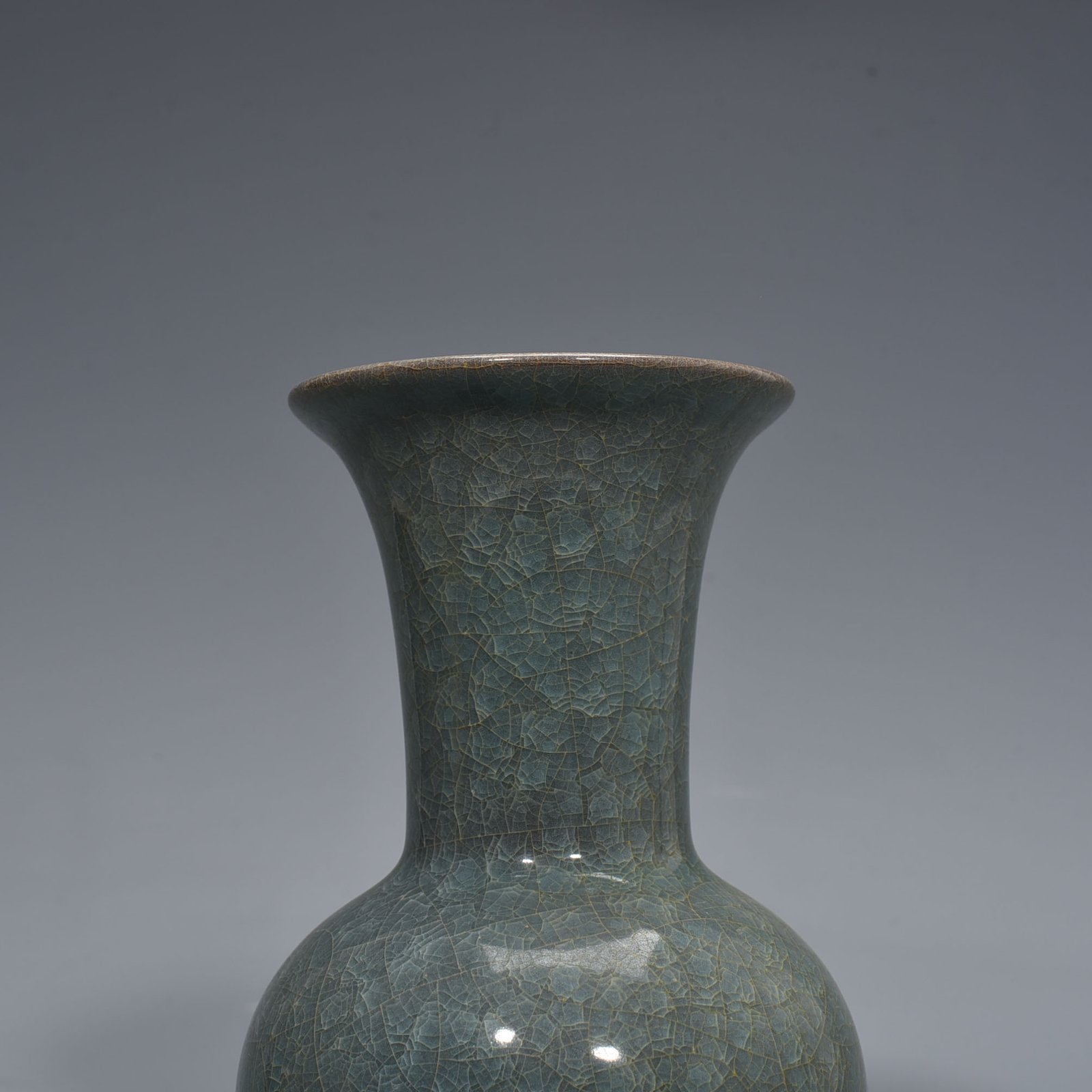Song Dynasty  Guan ice cracked bottle