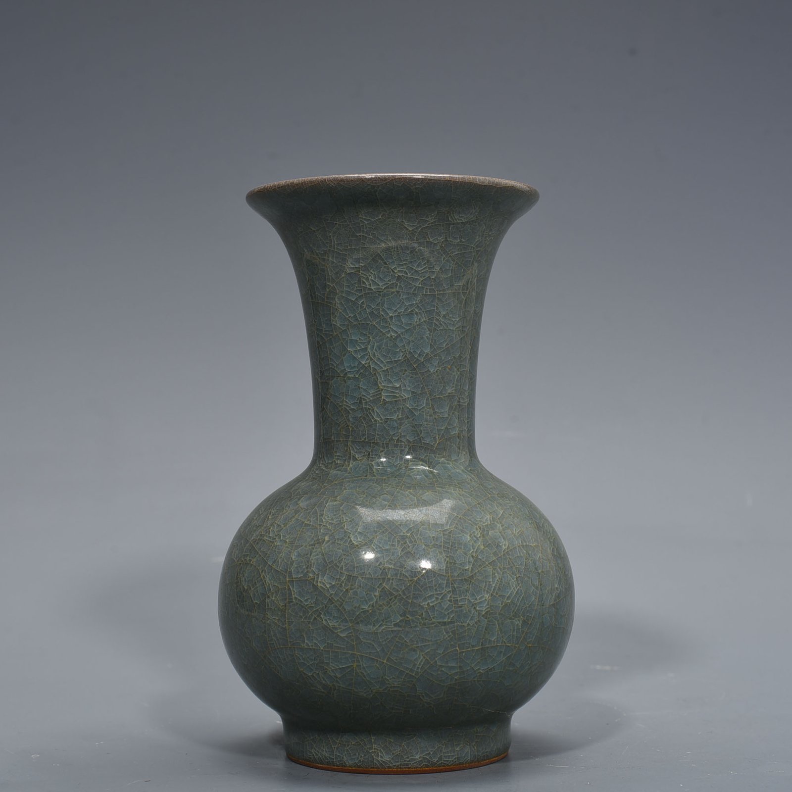 Song Dynasty  Guan ice cracked bottle