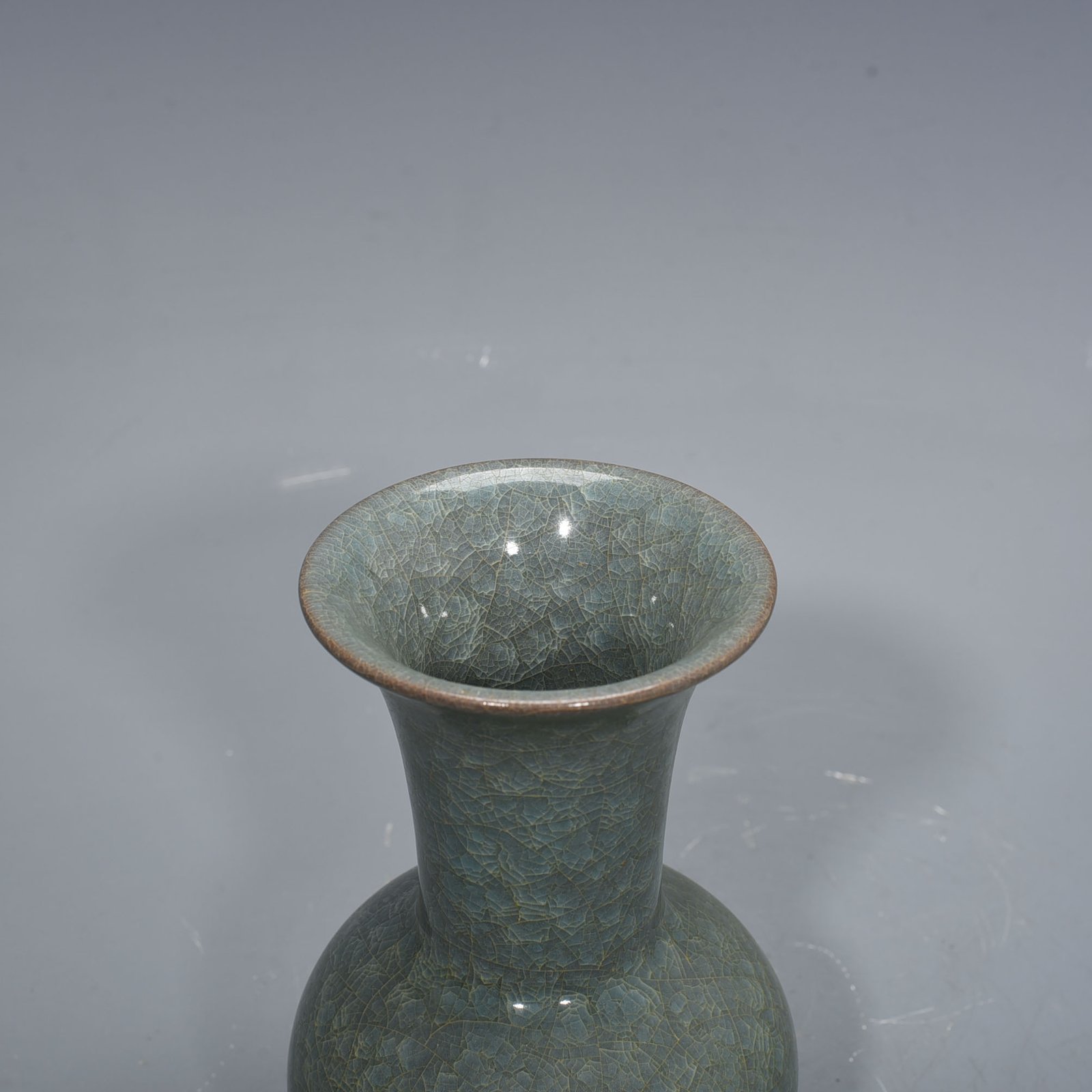 Song Dynasty  Guan ice cracked bottle