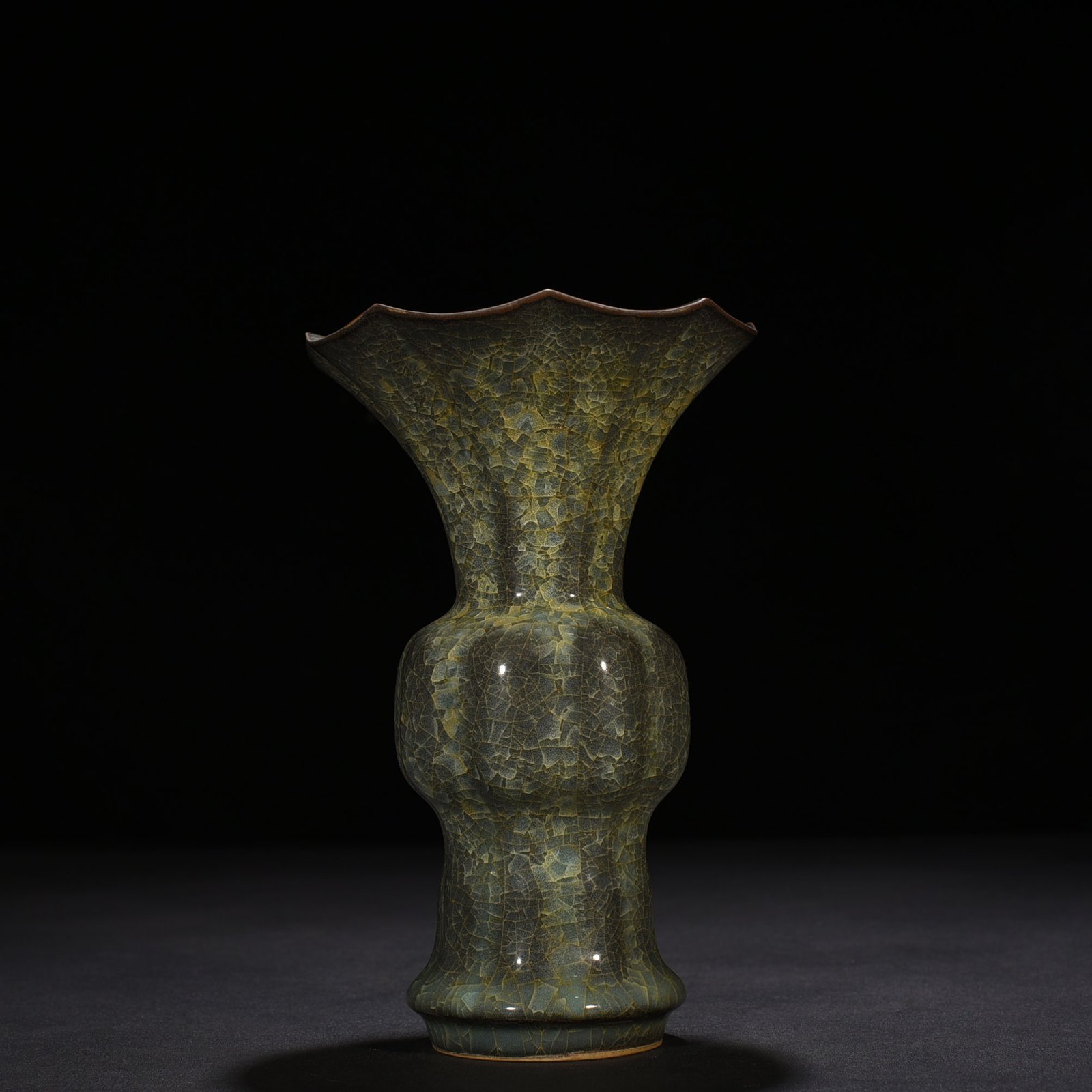 Song Dynasty Guan Kiln Ice Crack Flower Goblet