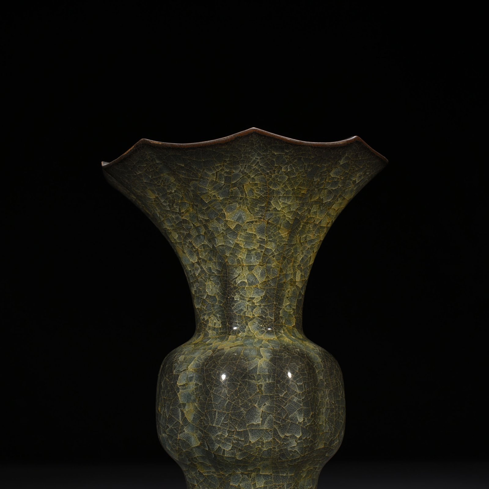 Song Dynasty Guan Kiln Ice Crack Flower Goblet