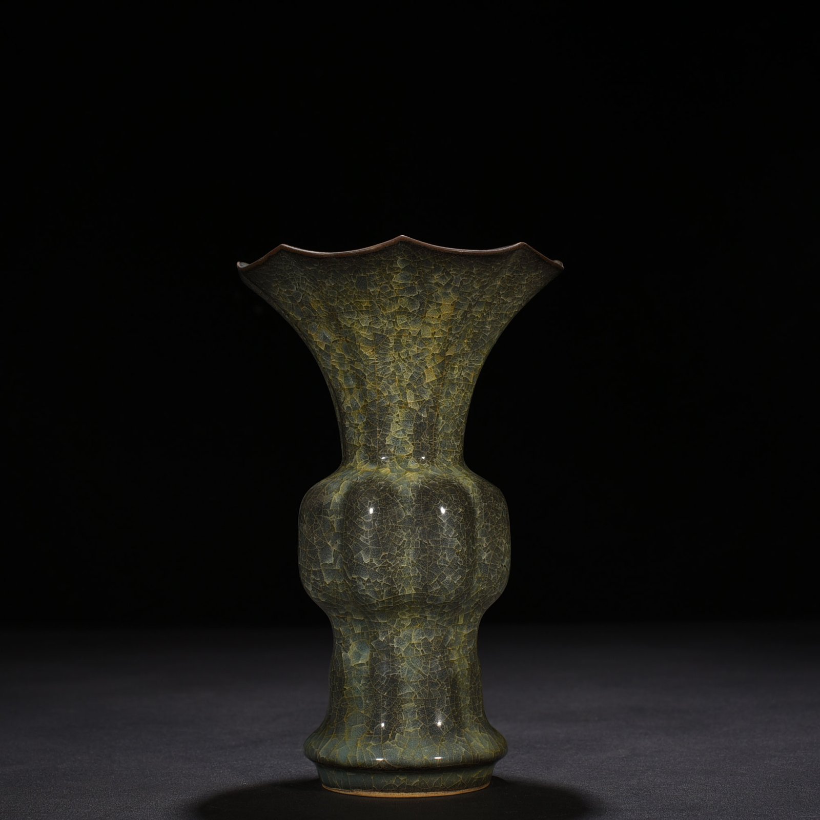 Song Dynasty Guan Kiln Ice Crack Flower Goblet