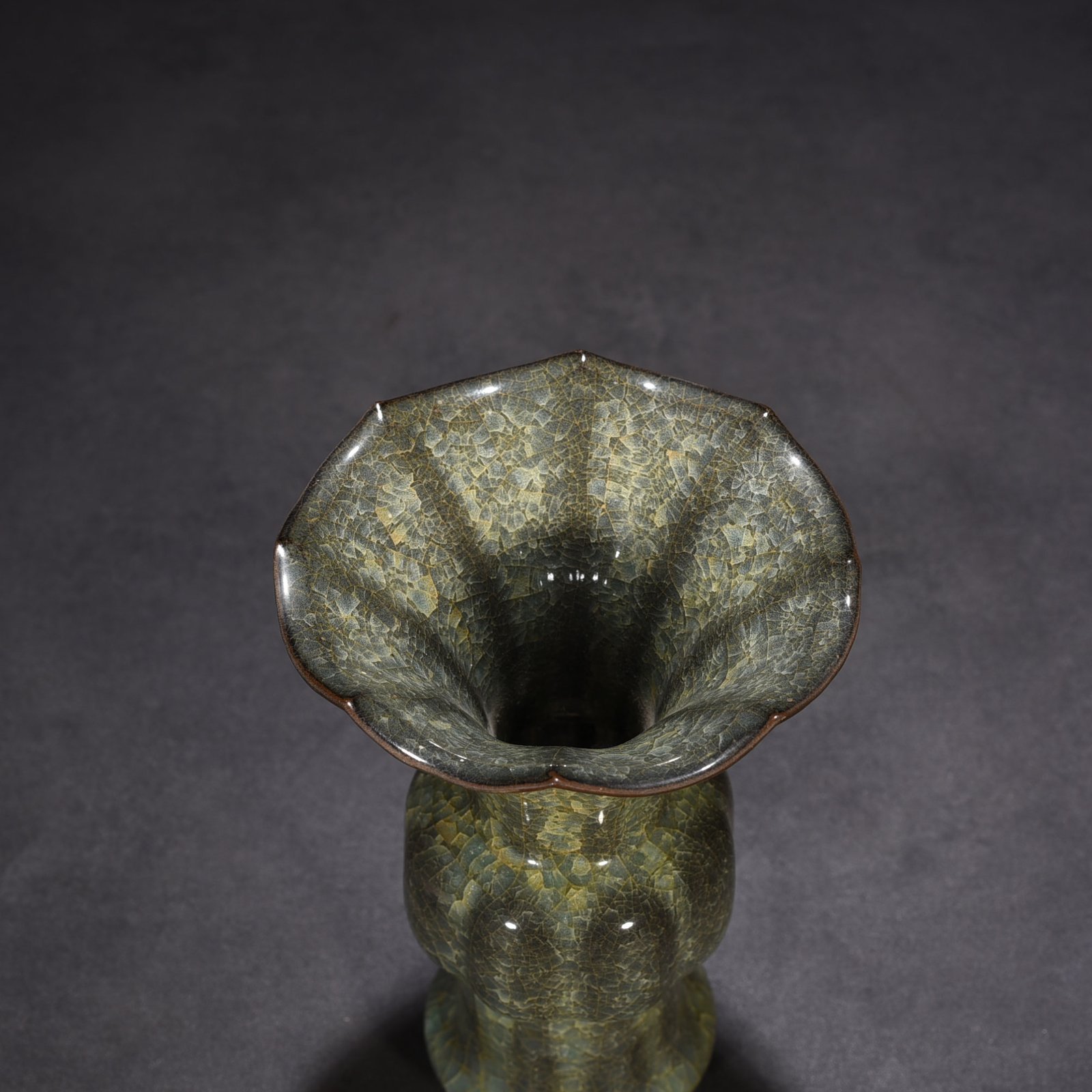 Song Dynasty Guan Kiln Ice Crack Flower Goblet