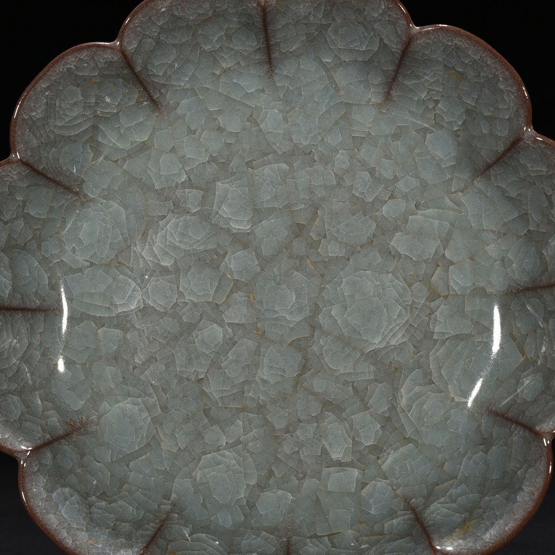 Song Dynasty Guan Ice Cracked Lotus Petal Wash