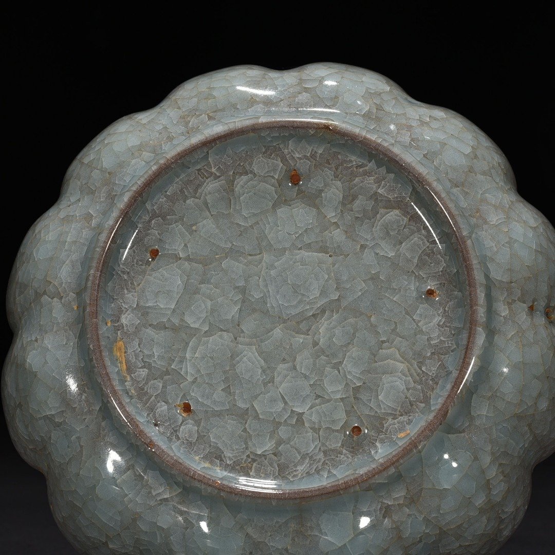 Song Dynasty Guan Ice Cracked Lotus Petal Wash