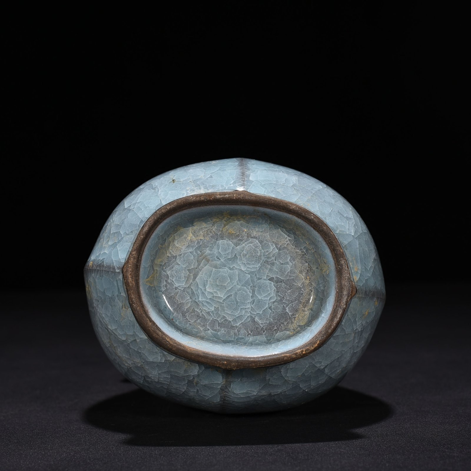 Song Dynasty kiln ice cracked through-ear bottle