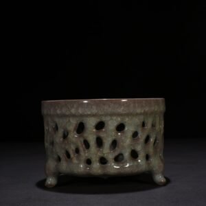 Song Dynasty Guan kiln ice cracked hollow burial furnace