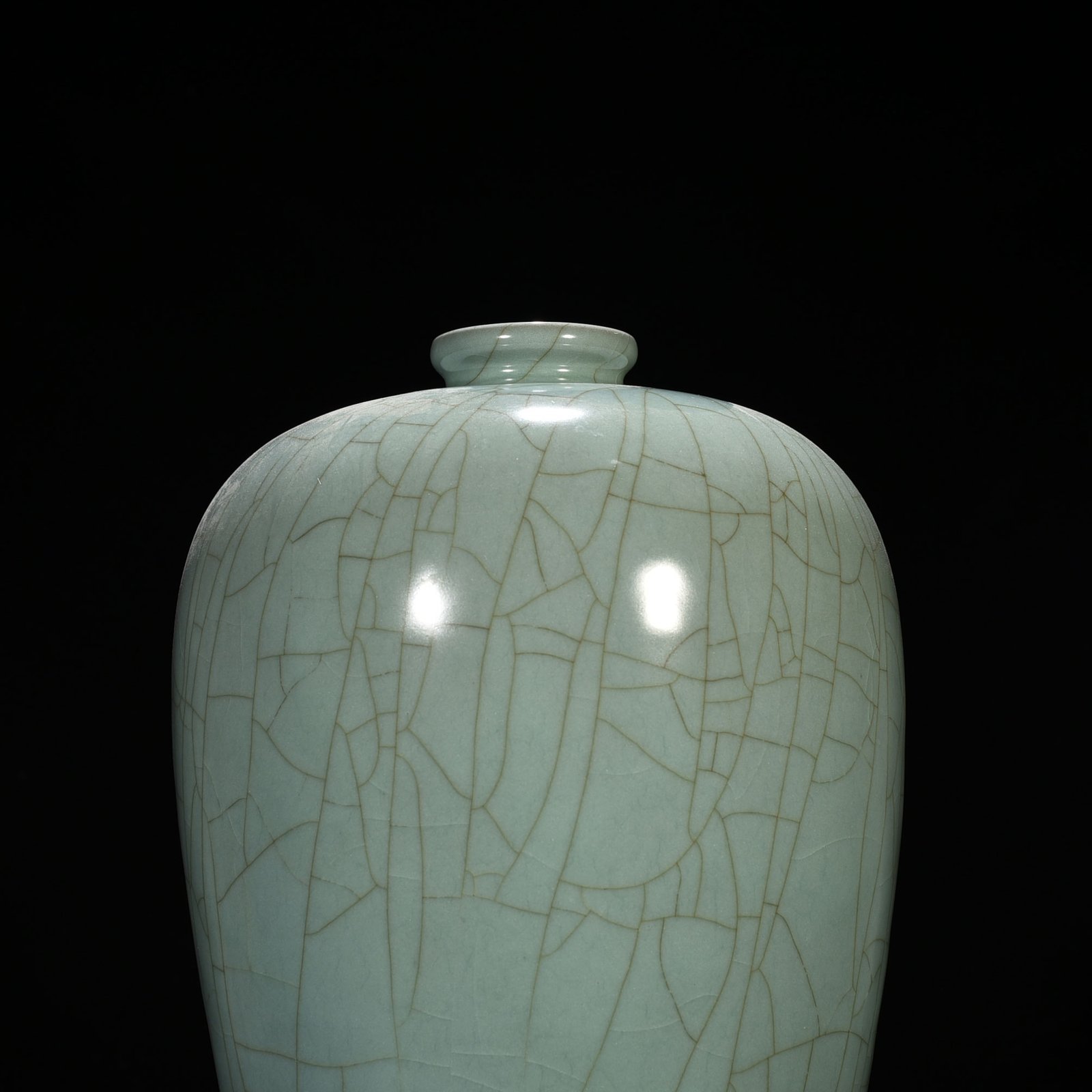 Song Dynasty Guan plum vase