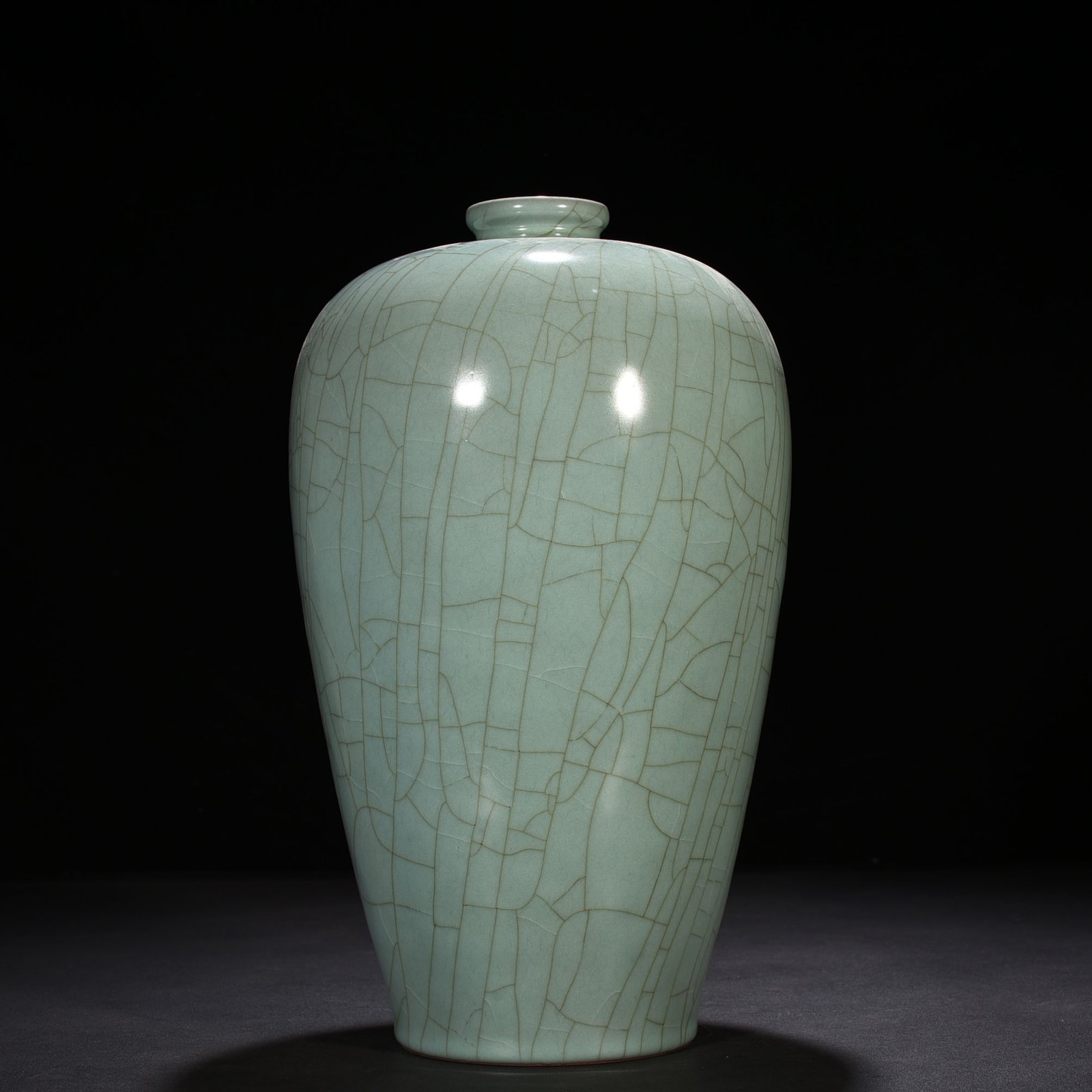 Song Dynasty Guan plum vase