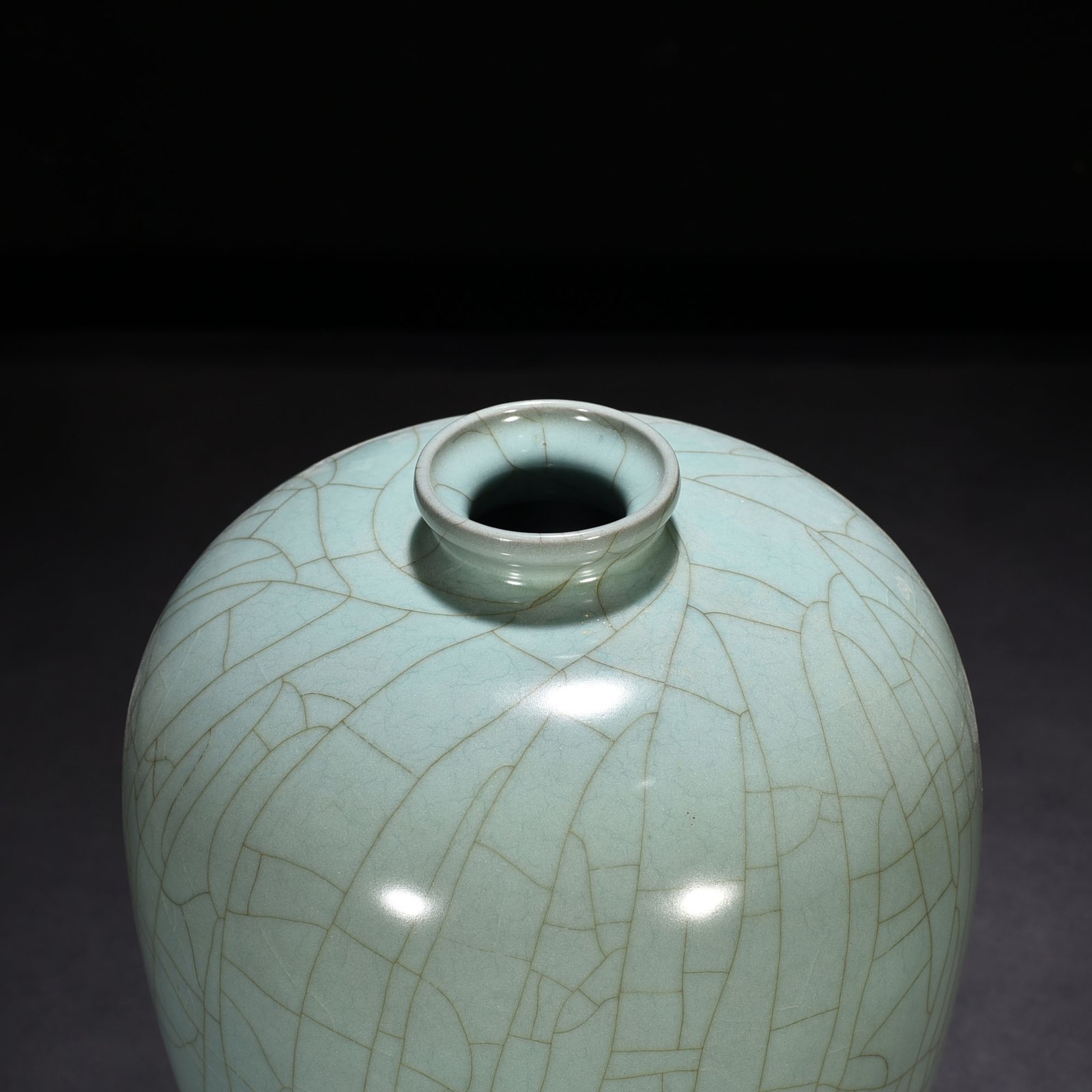 Song Dynasty Guan plum vase
