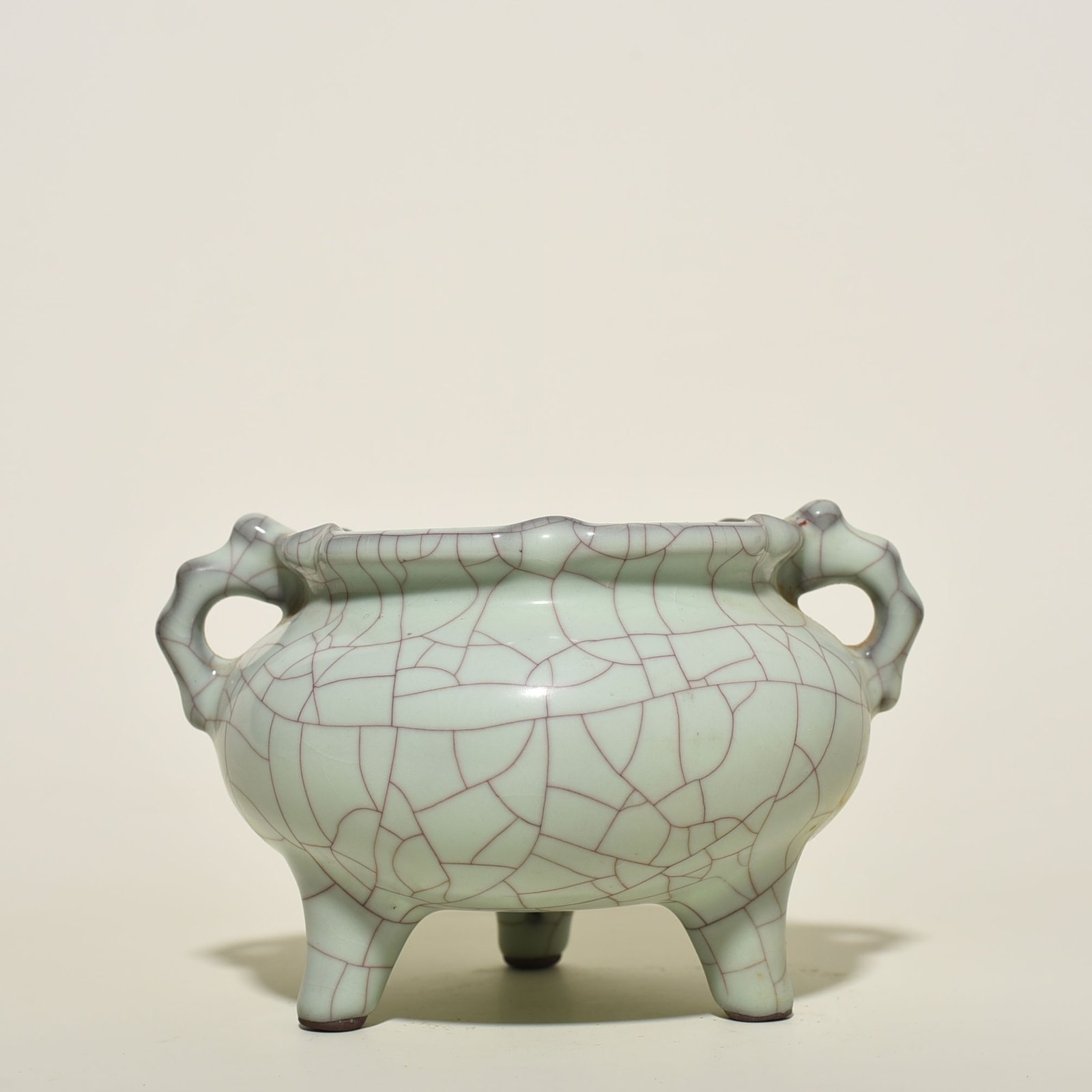Song Dynasty Official Kiln moon white glaze three-legged furnace