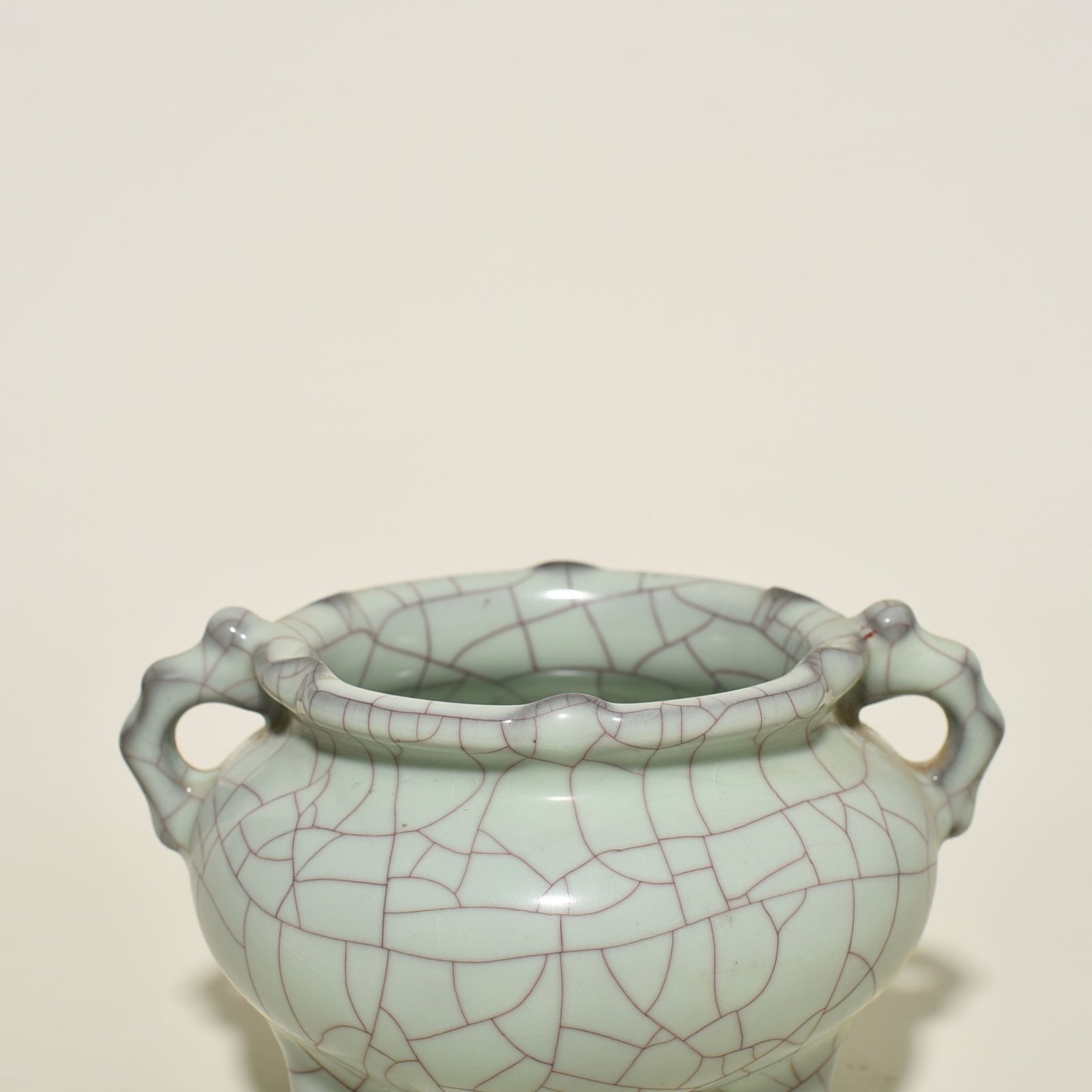 Song Dynasty Official Kiln moon white glaze three-legged furnace