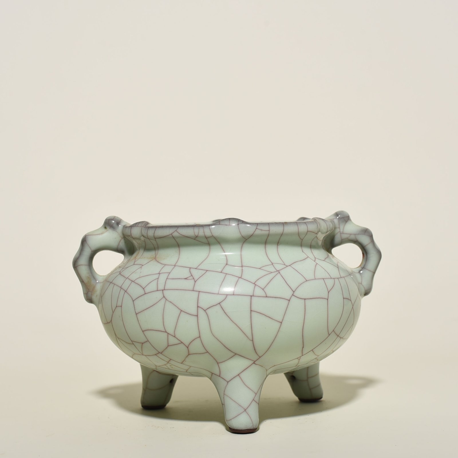 Song Dynasty Official Kiln moon white glaze three-legged furnace