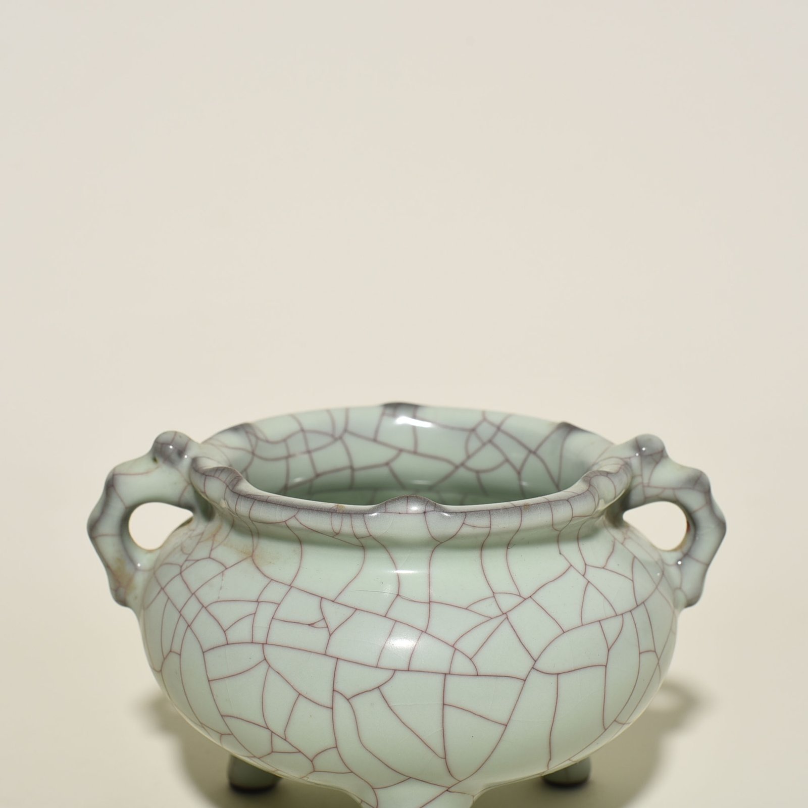 Song Dynasty Official Kiln moon white glaze three-legged furnace