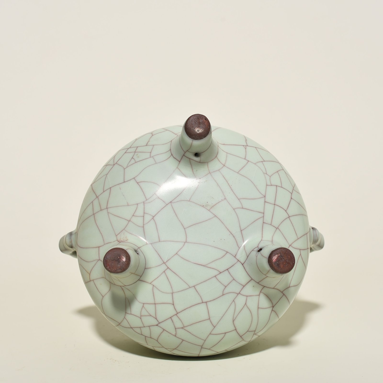 Song Dynasty Official Kiln moon white glaze three-legged furnace