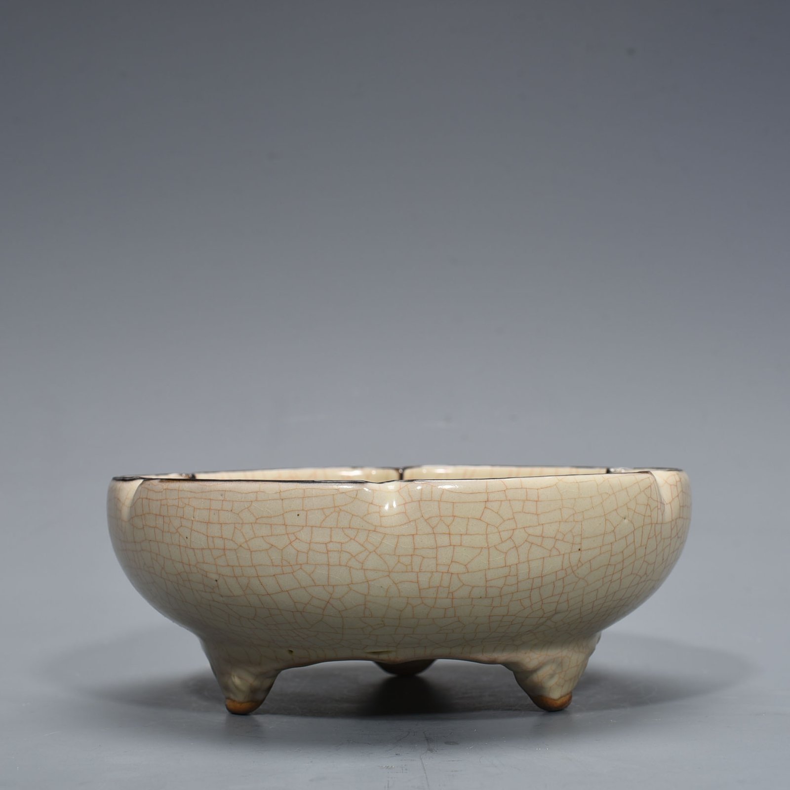Song Dynasty  Official Kiln moon white glaze three-legged sunflower wash