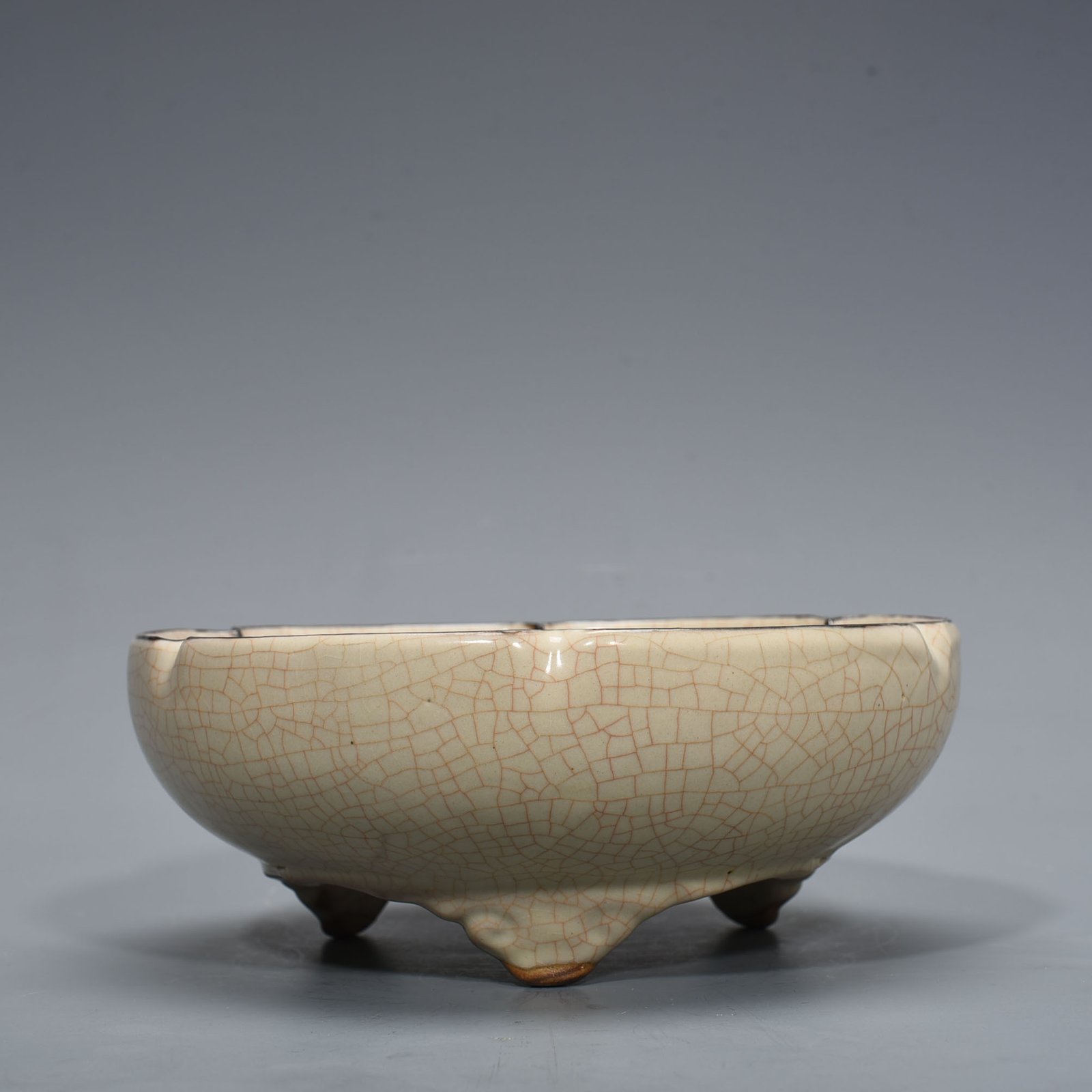 Song Dynasty  Official Kiln moon white glaze three-legged sunflower wash