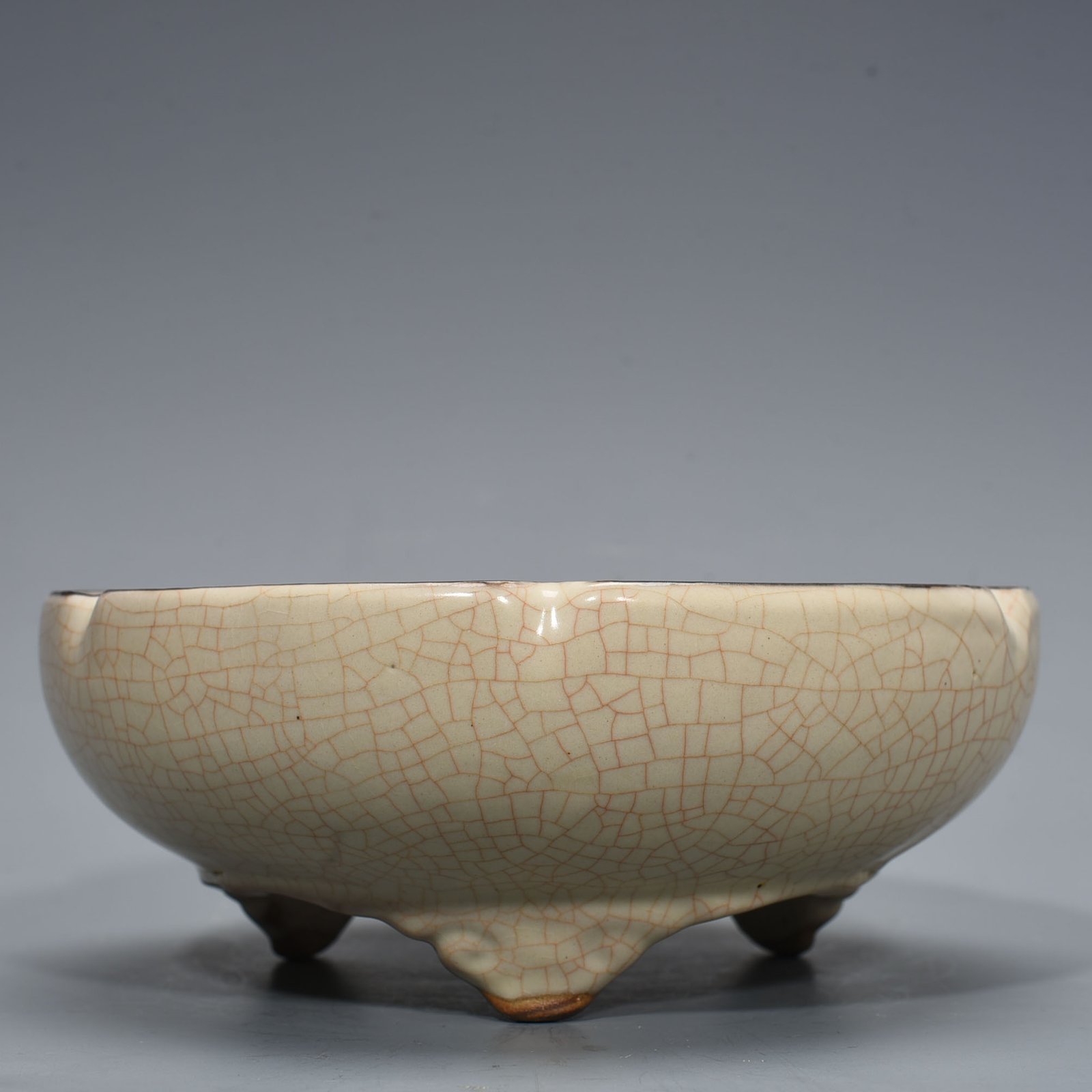 Song Dynasty  Official Kiln moon white glaze three-legged sunflower wash