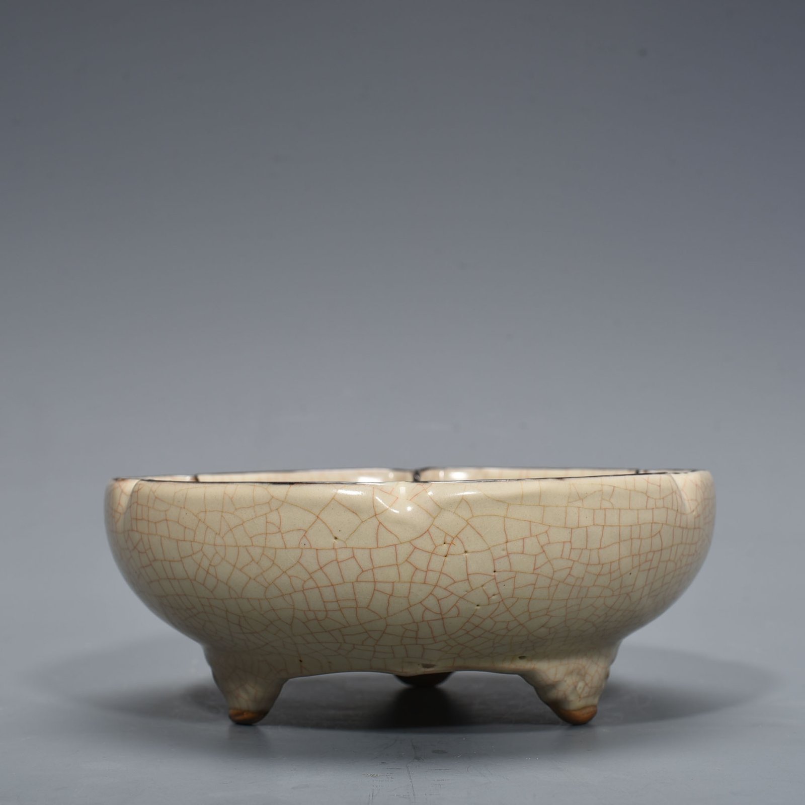 Song Dynasty  Official Kiln moon white glaze three-legged sunflower wash
