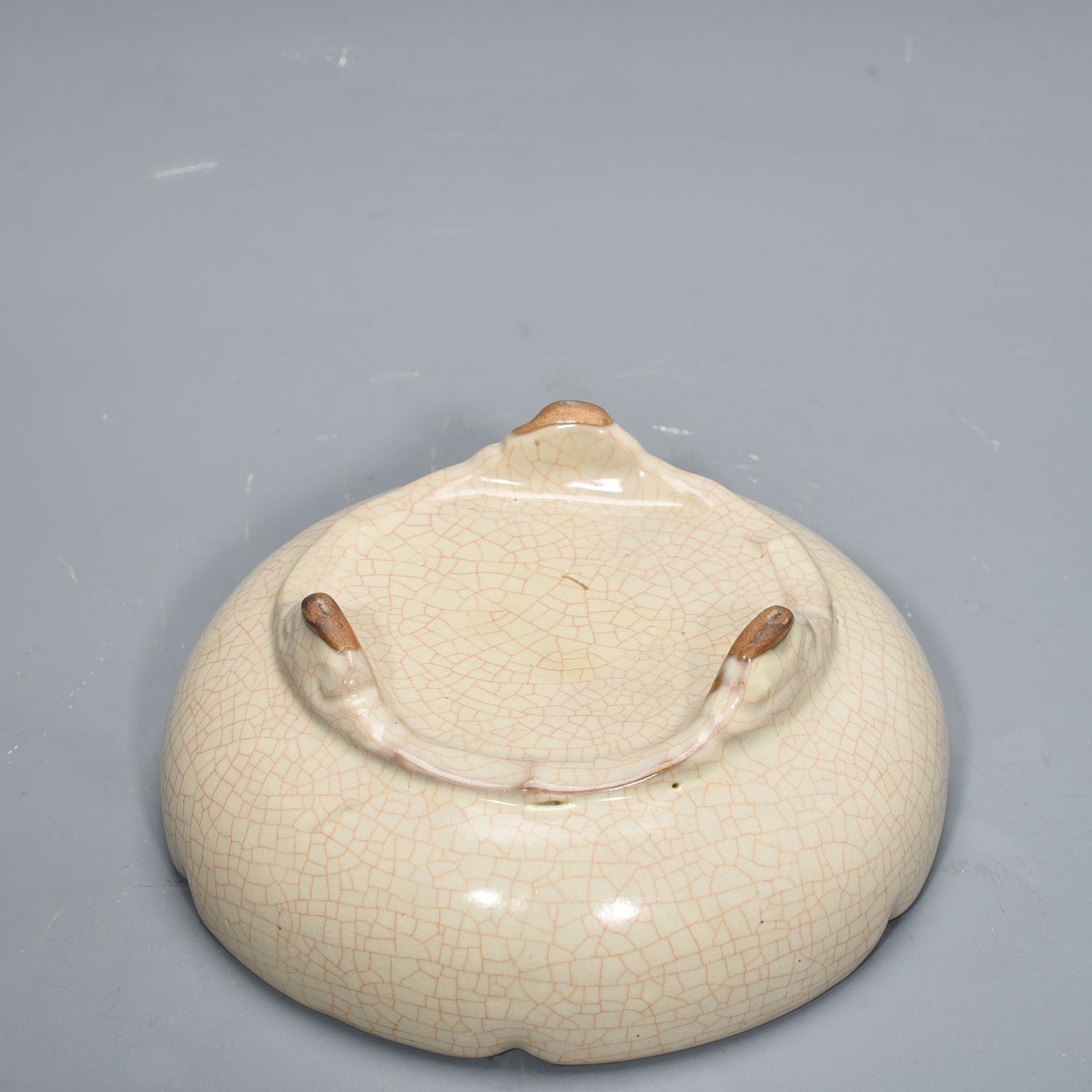 Song Dynasty  Official Kiln moon white glaze three-legged sunflower wash