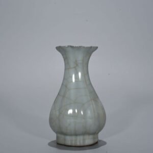 Song Dynasty Official Kiln moon white glazed melon vase