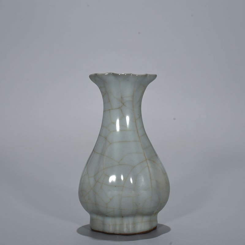 Song Dynasty  Official Kiln moon white glazed melon vase