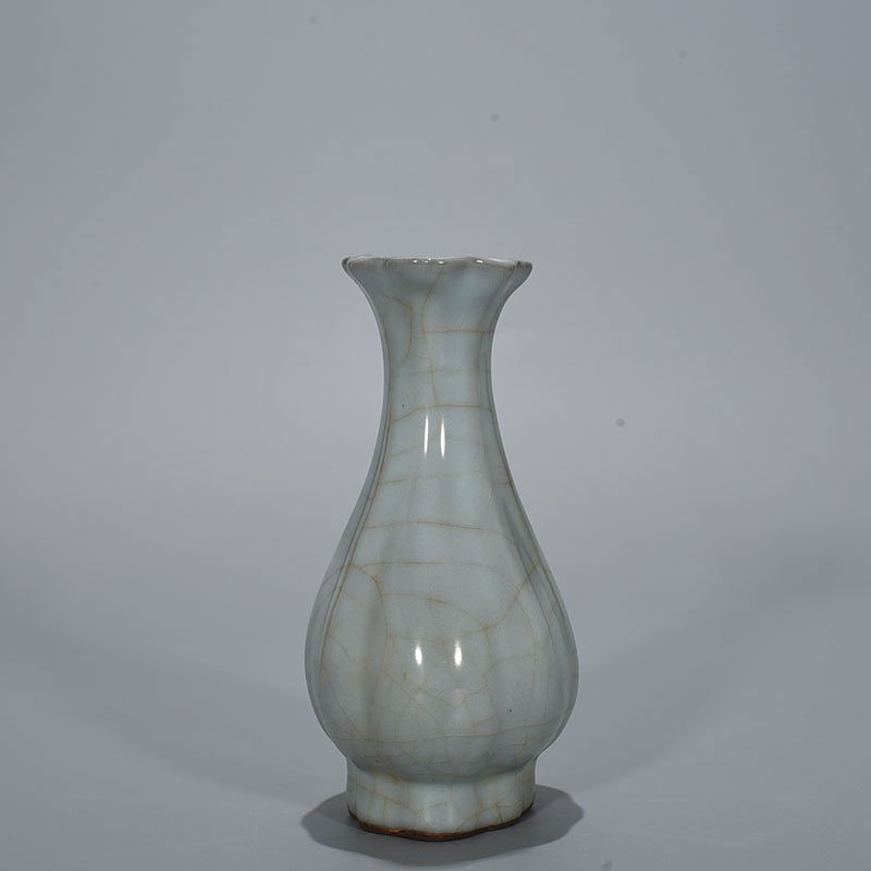 Song Dynasty  Official Kiln moon white glazed melon vase