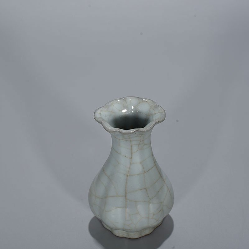 Song Dynasty  Official Kiln moon white glazed melon vase